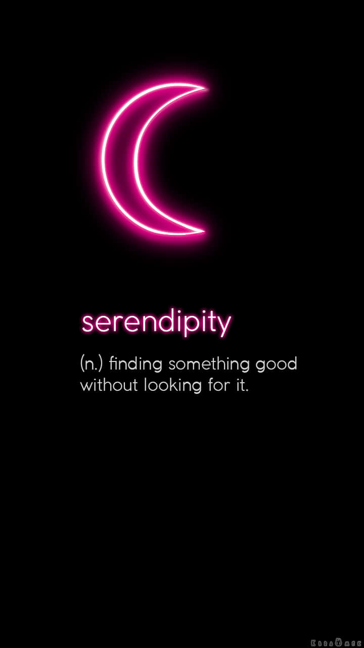 新月 桌布 壁紙 — 一個發光的粉紅色霓虹新月漂浮在黑色背景上的「serendipity」一詞上方。