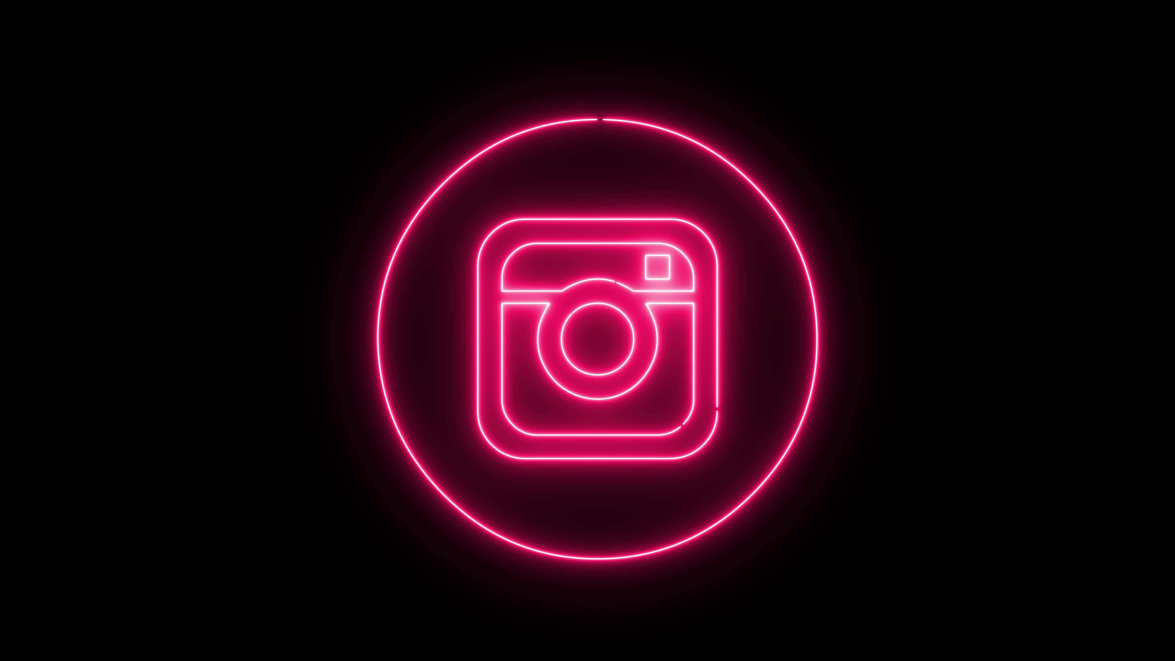 Instagram Black Logo 桌布 壁紙 — 一個發光的粉紅色霓虹燈Instagram標誌圖示，置中於圓形內，背景為黑色。