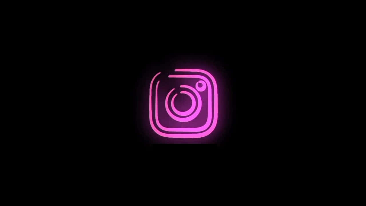 Instagram 桌布 壁紙 — 一個發光的粉紅色霓虹燈Instagram標誌，居中於黑色背景上，帶有柔和的光暈。