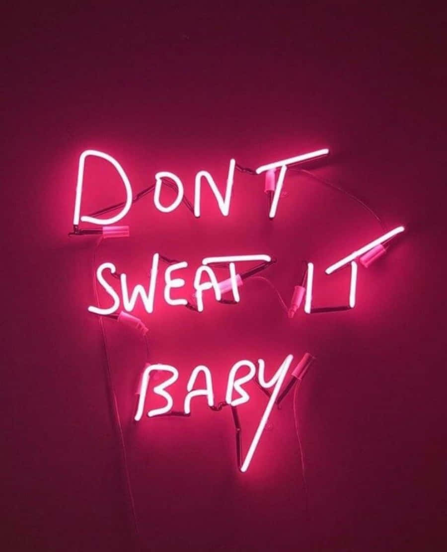 美學粉色GIF 桌布 壁紙 — 一個發光的粉紅色霓虹燈牌，上面寫著「DON'T SWEAT IT BABY」，背景是深紫紅色的牆壁。