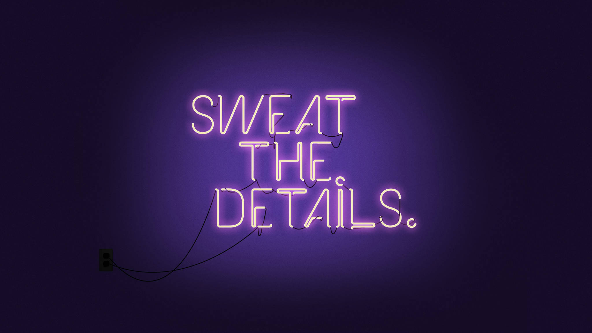 語錄 桌布 壁紙 — 一個發光的粉紅色霓虹燈牌，上面寫著「SWEAT THE DETAILS」，背景是深紫色牆壁，可以看到電線和插座。