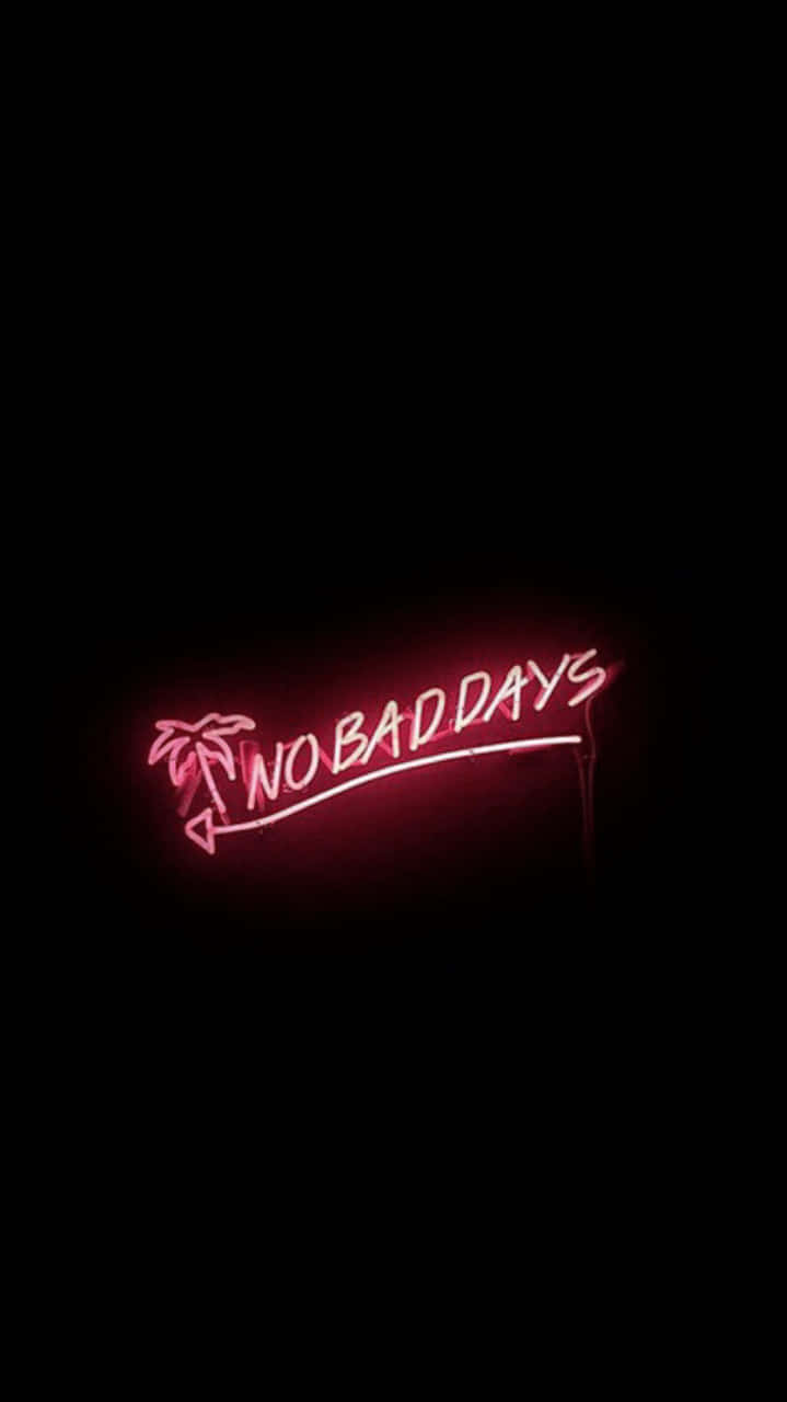 Neon Aesthetic Phone 桌布 壁紙 — 一個發光的粉紅色霓虹燈牌，上面寫著「NO BAD DAYS」，並帶有棕櫚樹設計，背景為漆黑一片。