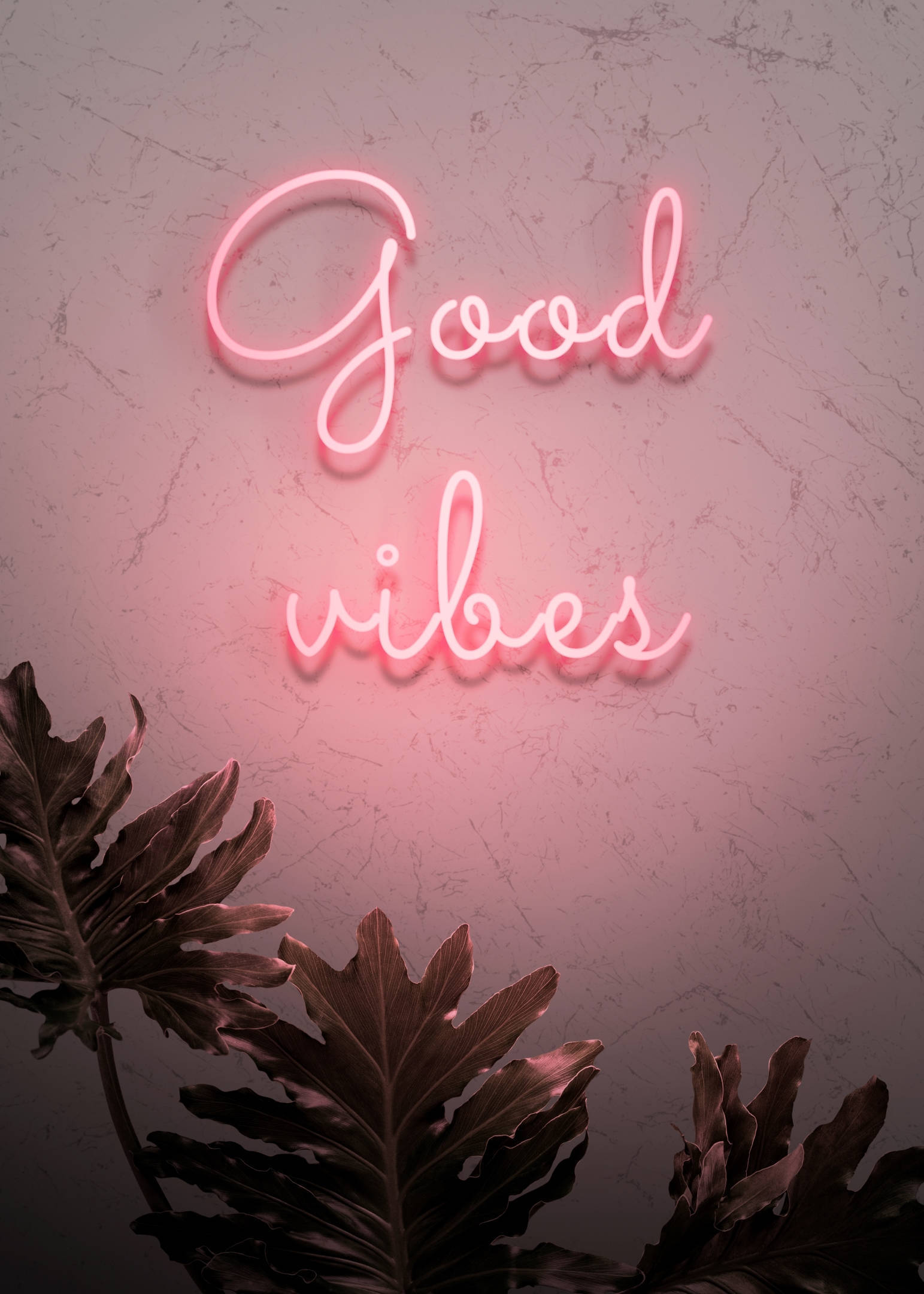 美學 桌布 壁紙 — 一個發光的粉紅色霓虹燈牌，上面寫著「Good vibes」，在深色熱帶葉子旁邊的紋理牆壁上投射出溫暖的光芒。