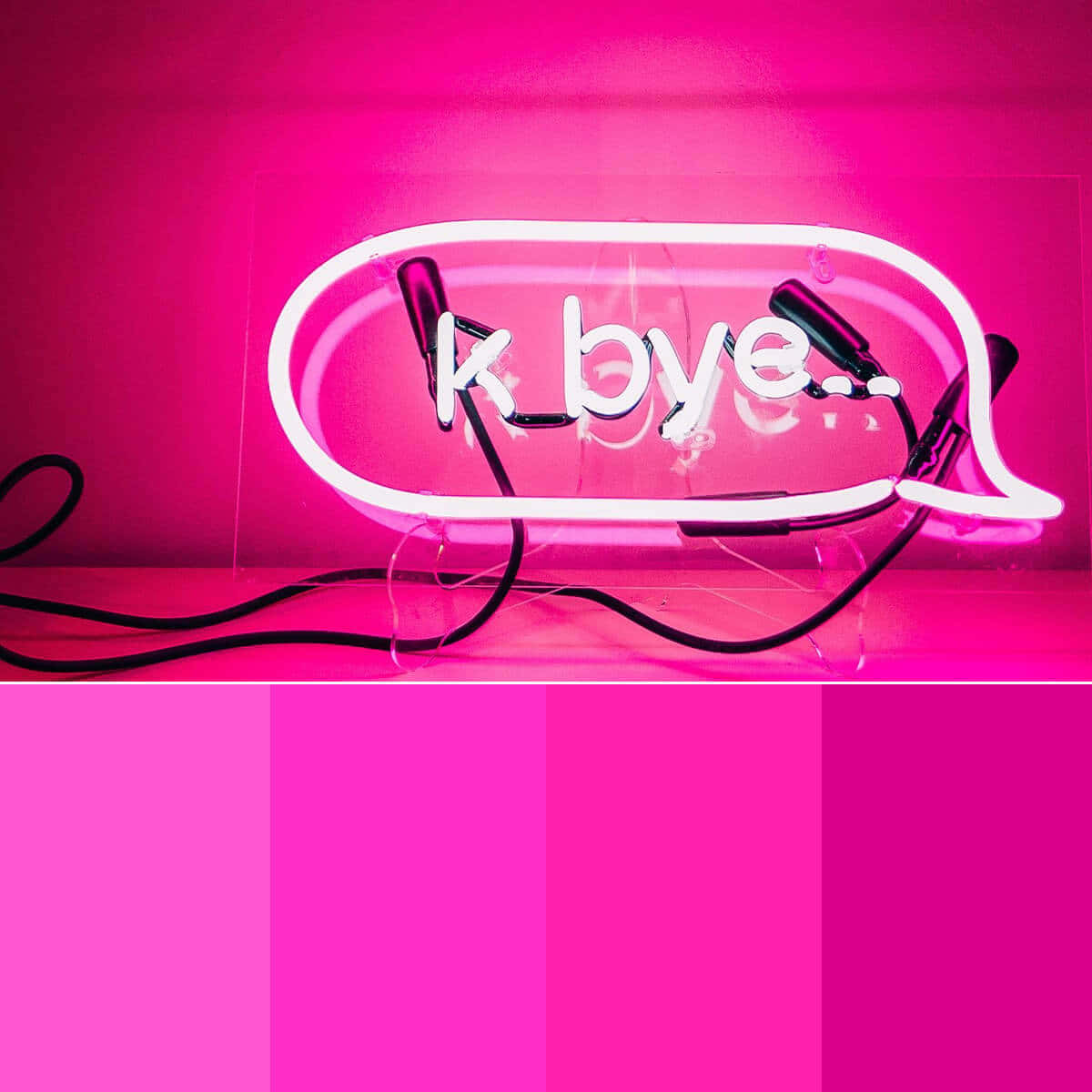 neon sign 桌布 壁紙 — 一個發光的粉紅色霓虹燈牌，形狀像對話氣泡，上面寫著 k bye，下方有黑色電線纏繞。