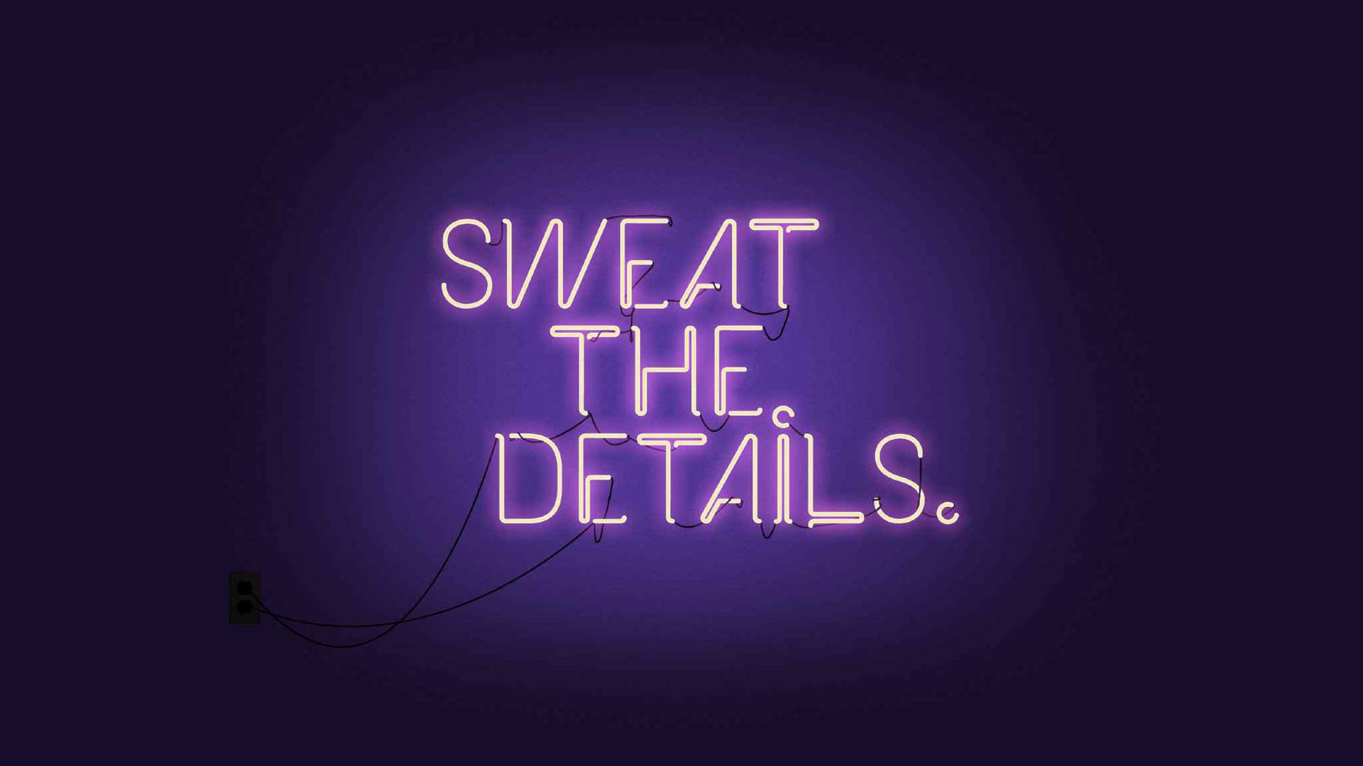 Motivational Aesthetic Desktop 桌布 壁紙 — 一個發光的粉紅色霓虹燈牌在深紫色牆壁上顯示sweat the details，牆上可見電線和插座。