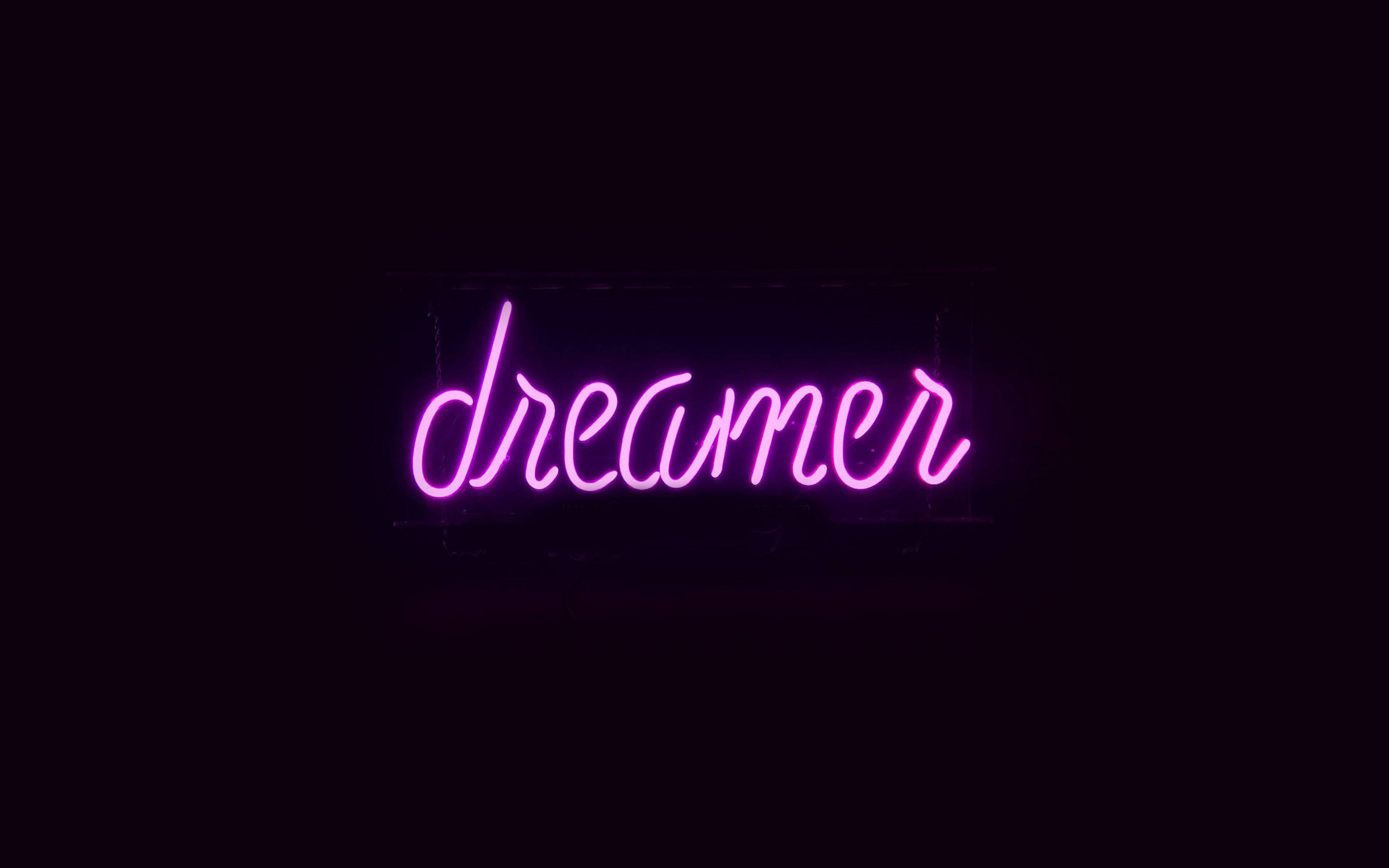 桌布 壁紙 — 一個發光的粉紅色霓虹燈牌拼出dreamer，漂浮在漆黑的背景上。