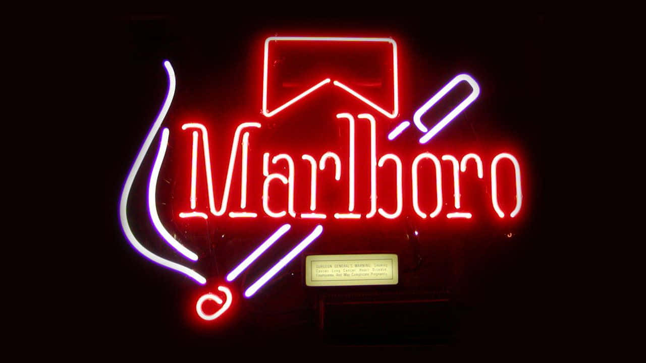 cigarettes 桌布 壁紙 — 一個發光的紅白霓虹招牌在黑暗背景上展示萬寶路香煙品牌標誌。