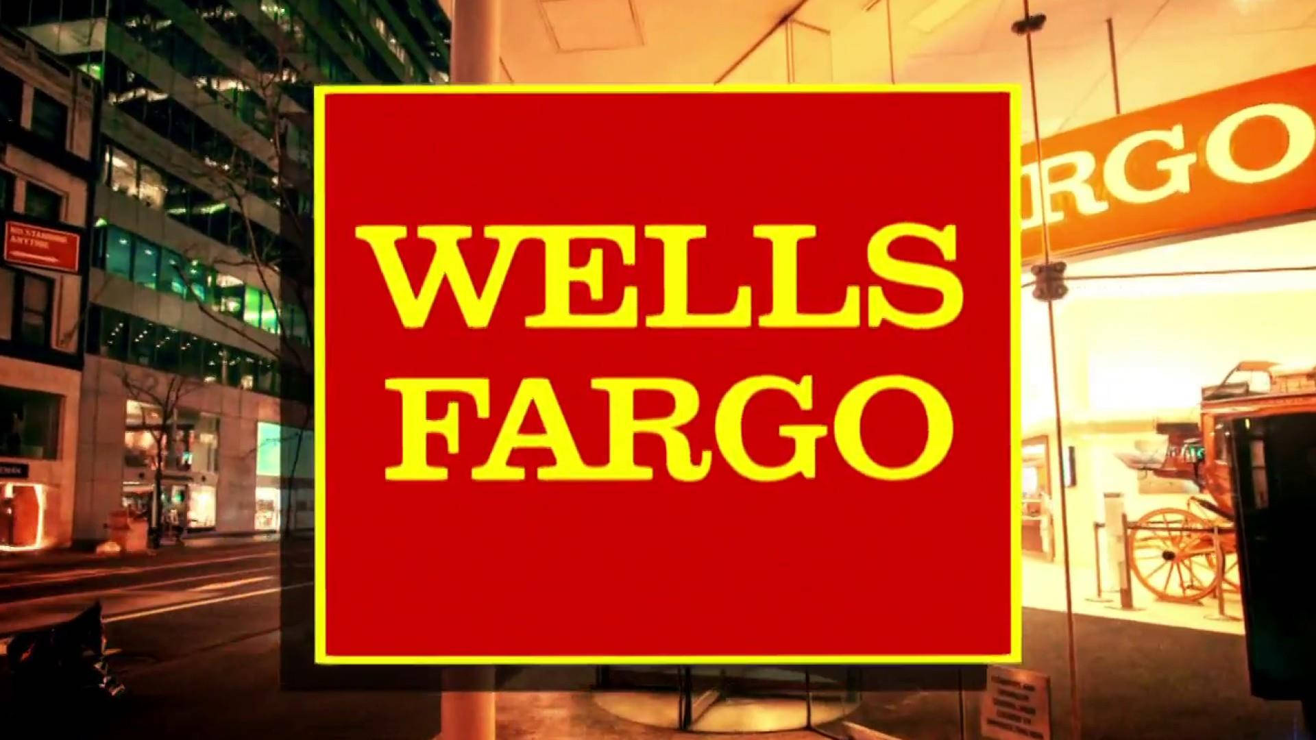 標誌 桌布 壁紙 — 一個發光的紅色 Wells Fargo 標誌主導了一條夜間城市街道，街道上有照明建築和復古馬車展示。