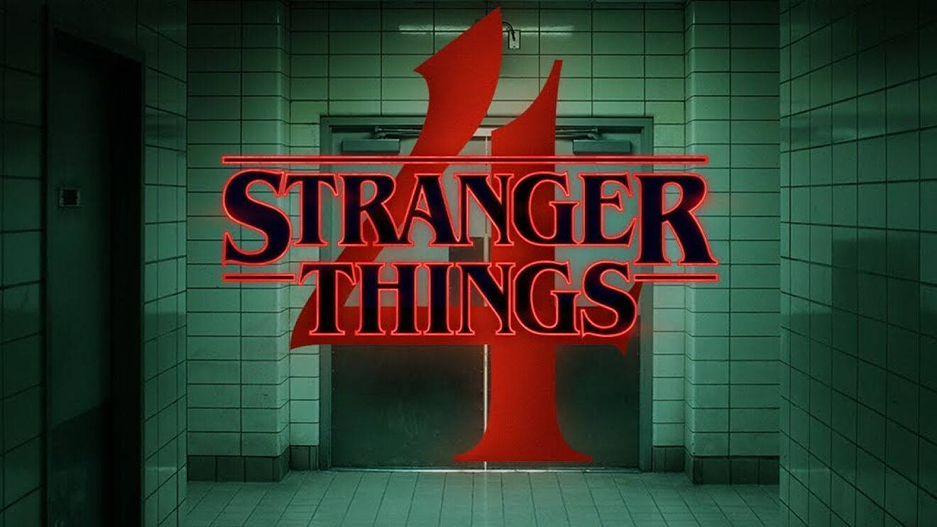 Stranger Things 4 桌布 壁紙 — 一個發光的紅色「怪奇物語」標誌主導了昏暗的綠色磁磚走廊，後面有一部電梯。