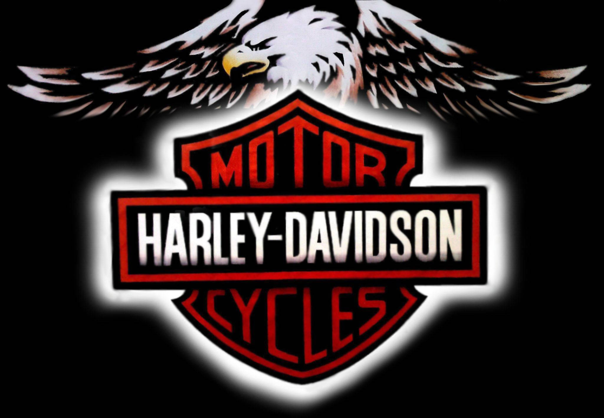 Harley 桌布 壁紙 — 一個發光的紅色Harley-Davidson標誌，上方有一隻白色的老鷹，背景為黑色。
