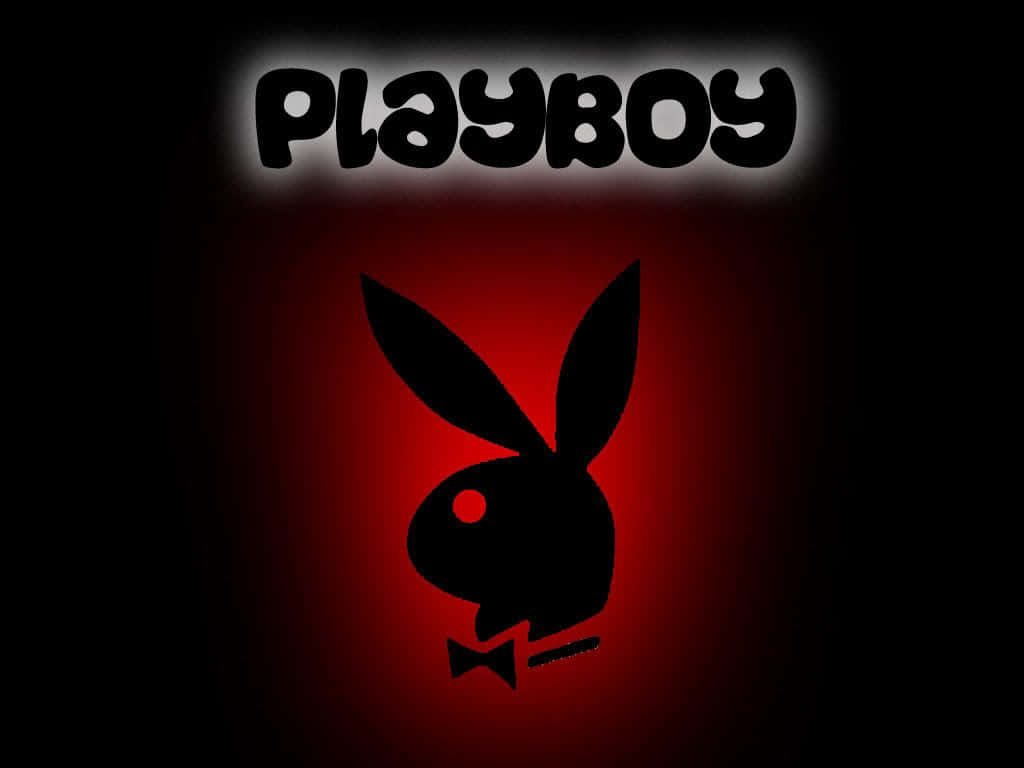 花花公子 桌布 壁紙 — 一個發光的紅色Playboy兔子標誌，帶有蝴蝶結，在黑色背景上居中於品牌名稱下方。