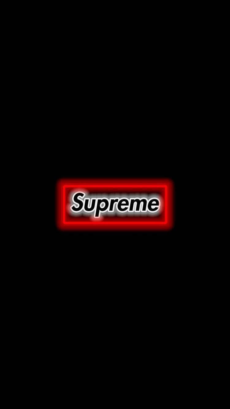 supreme aesthetic 桌布 壁紙 — 一個發光的紅色Supreme標誌，居中在純黑色背景上，帶有微妙的白色輪廓。