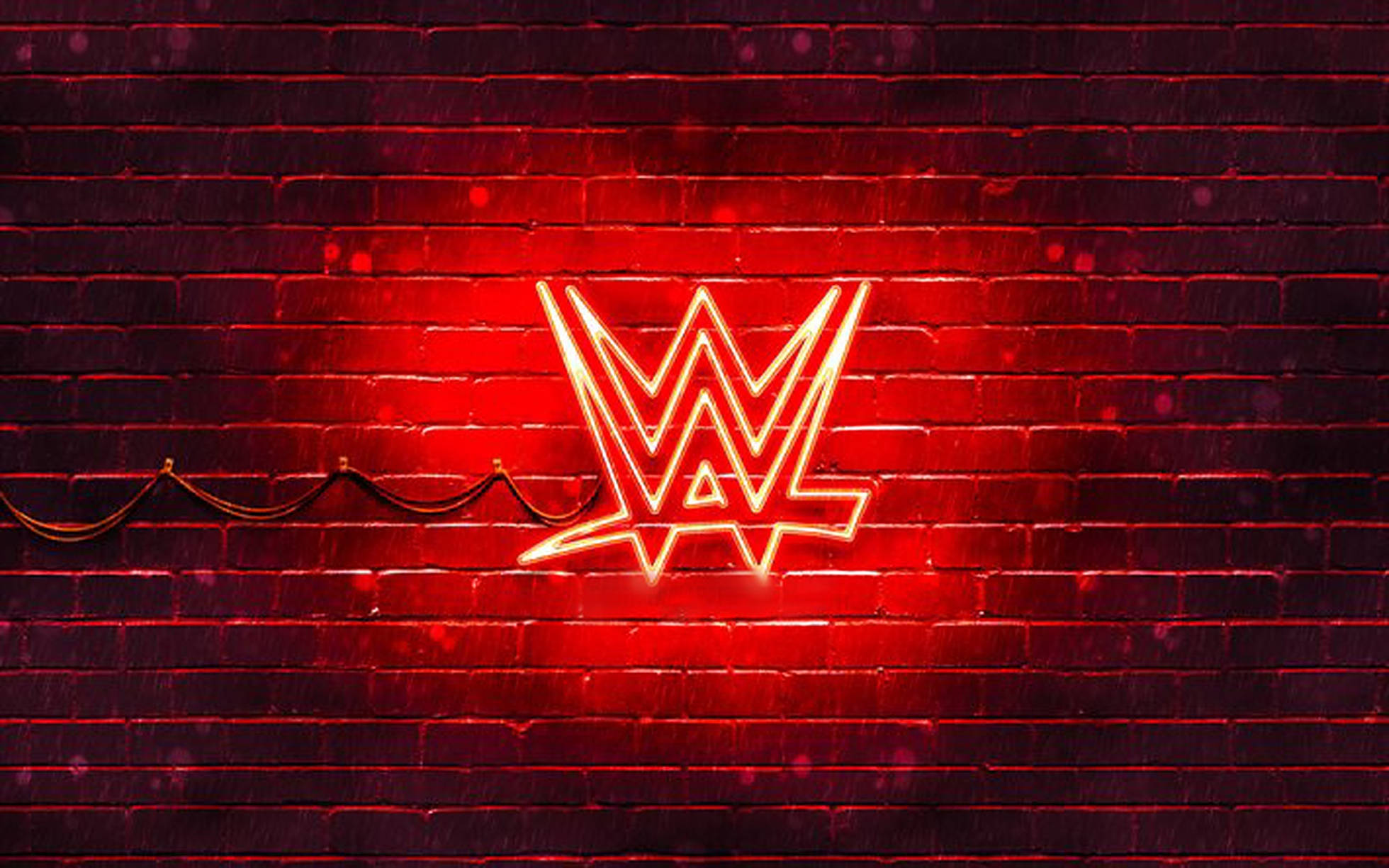 WWE 桌布 壁紙 — 一個發光的紅色WWE霓虹燈招牌照亮了黑暗的磚牆，下方有繩索障礙物。