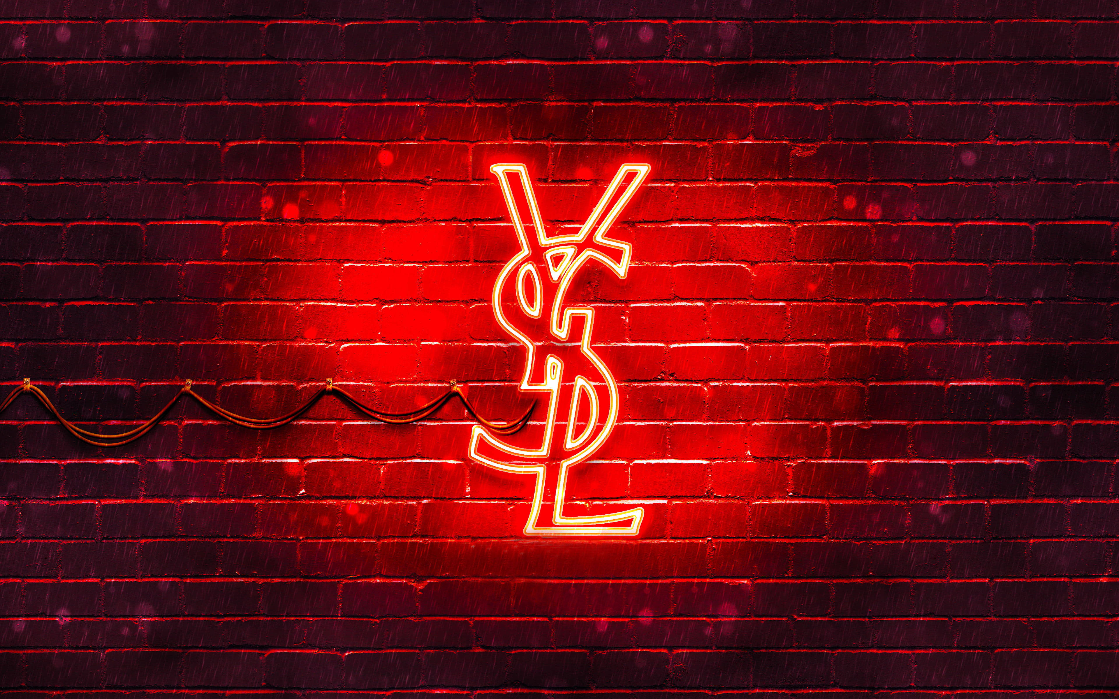 YSL 桌布 壁紙 — 一個發光的紅色YSL霓虹燈牌照亮了黑暗的磚牆，雨水順著表面流下。