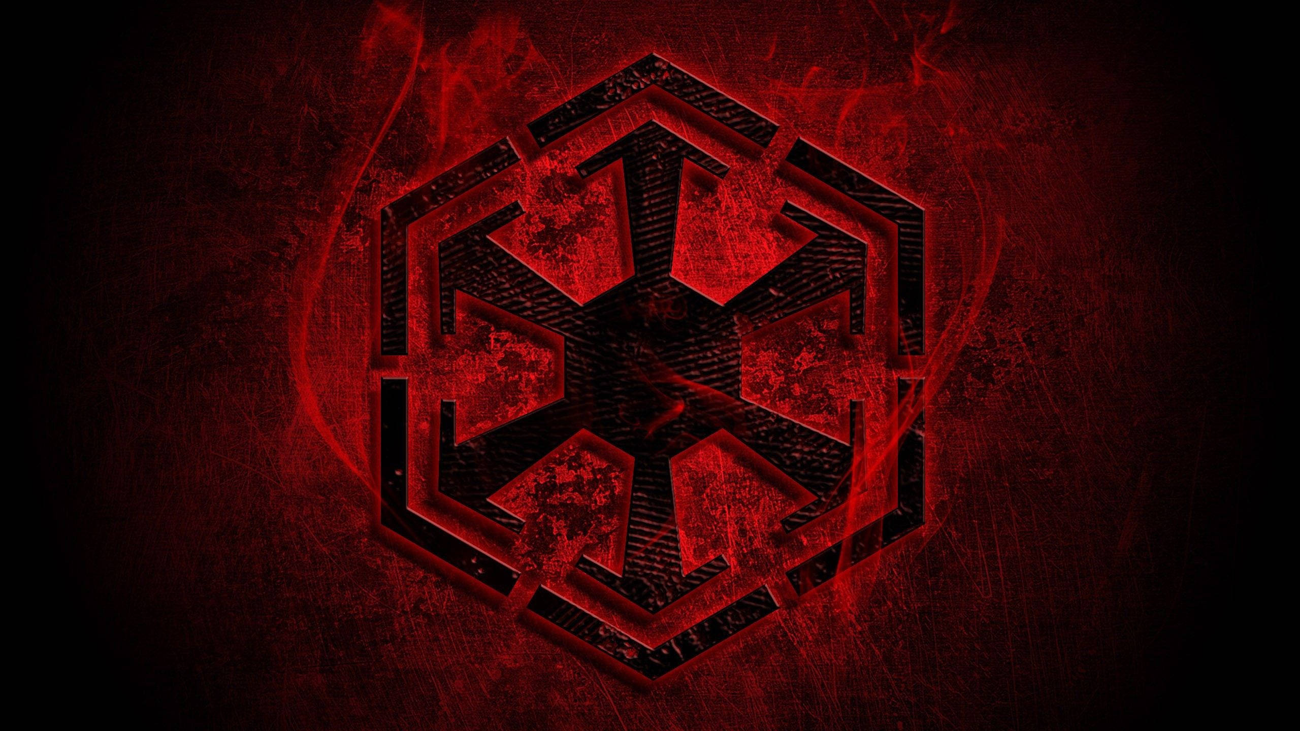 Sith 桌布 壁紙 — 一個發光的紅色六邊形徽章，帶有複雜的幾何圖案，在深色紋理背景上散發光芒。