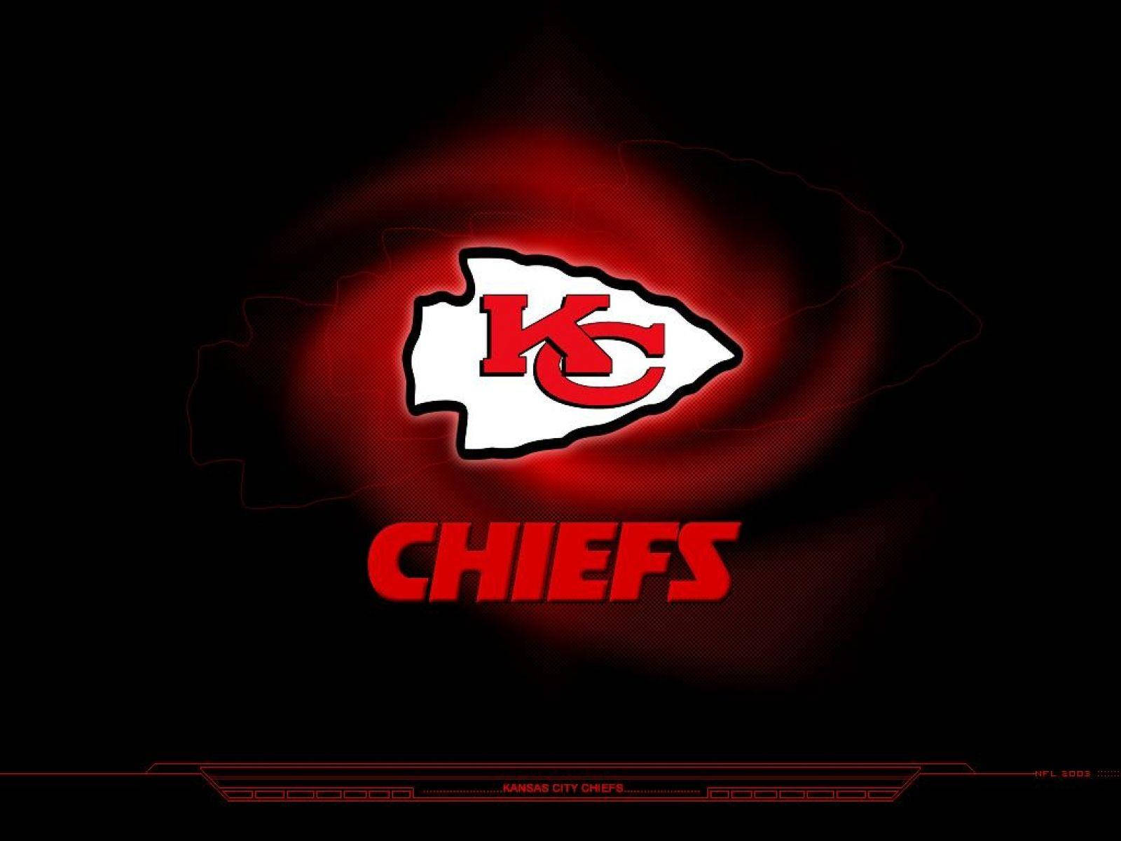 Kc Chiefs 桌布 壁紙 — 一個發光的紅色堪薩斯城酋長標誌在黑色背景上脈動，帶有微妙的地圖輪廓和數位介面元素。