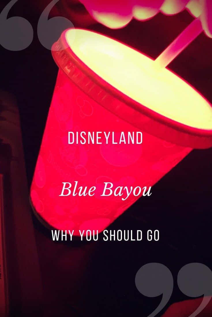 Blue Bayou 桌布 壁紙 — 一個發光的紅色塑膠杯，附有吸管，上面寫著「Disneyland Blue Bayou Why You Should Go」，背景為深色。