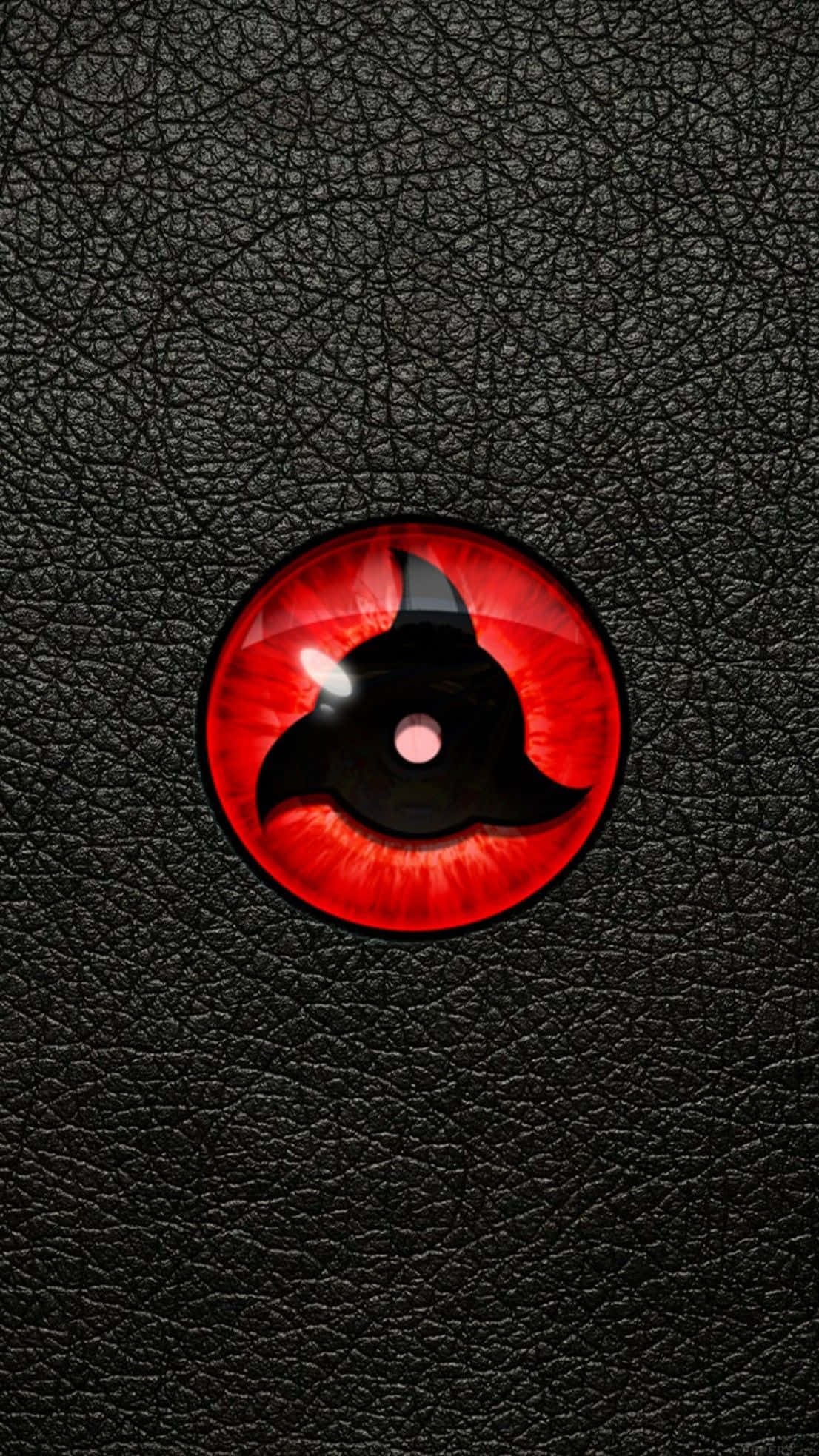 Naruto Eyes 桌布 壁紙 — 一個發光的紅色寫輪眼，帶有黑色勾玉圖案，位於紋理黑色皮革中央。