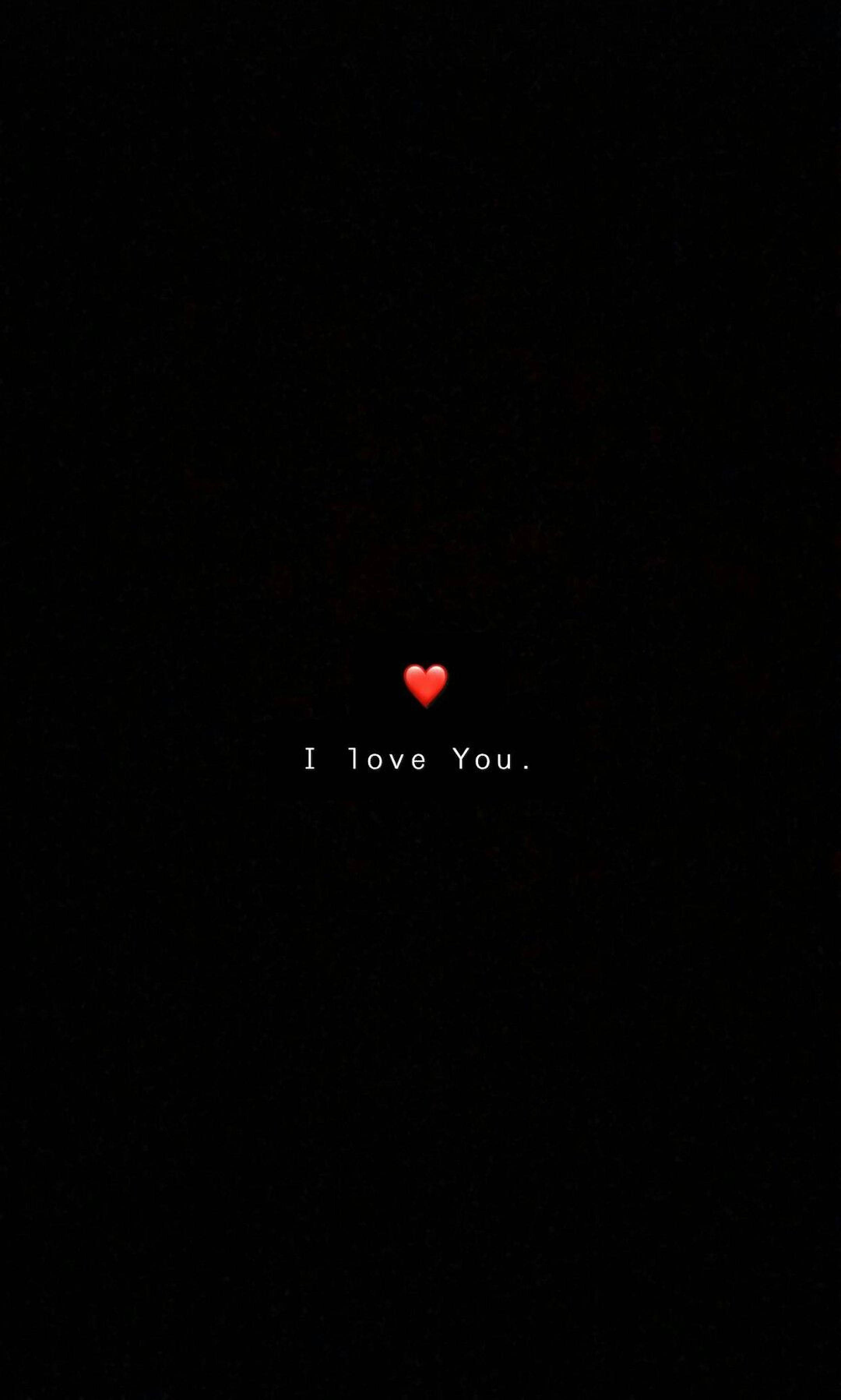 我愛你 桌布 壁紙 — 一個發光的紅色心形置於黑色背景中央，並帶有 I love You 文字。