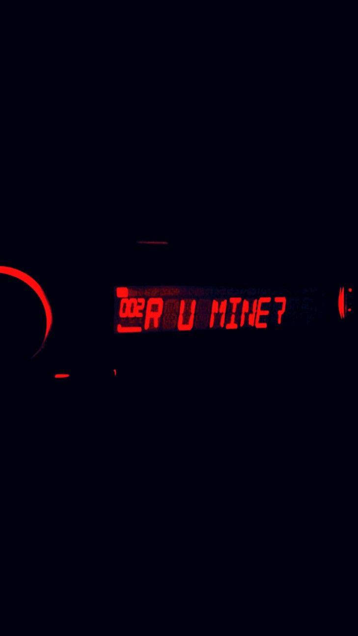 Question 桌布 壁紙 — 一個發光的紅色數位顯示螢幕顯示「ARE U MINE?」，背景為漆黑一片，帶有微弱的紅色光條。
