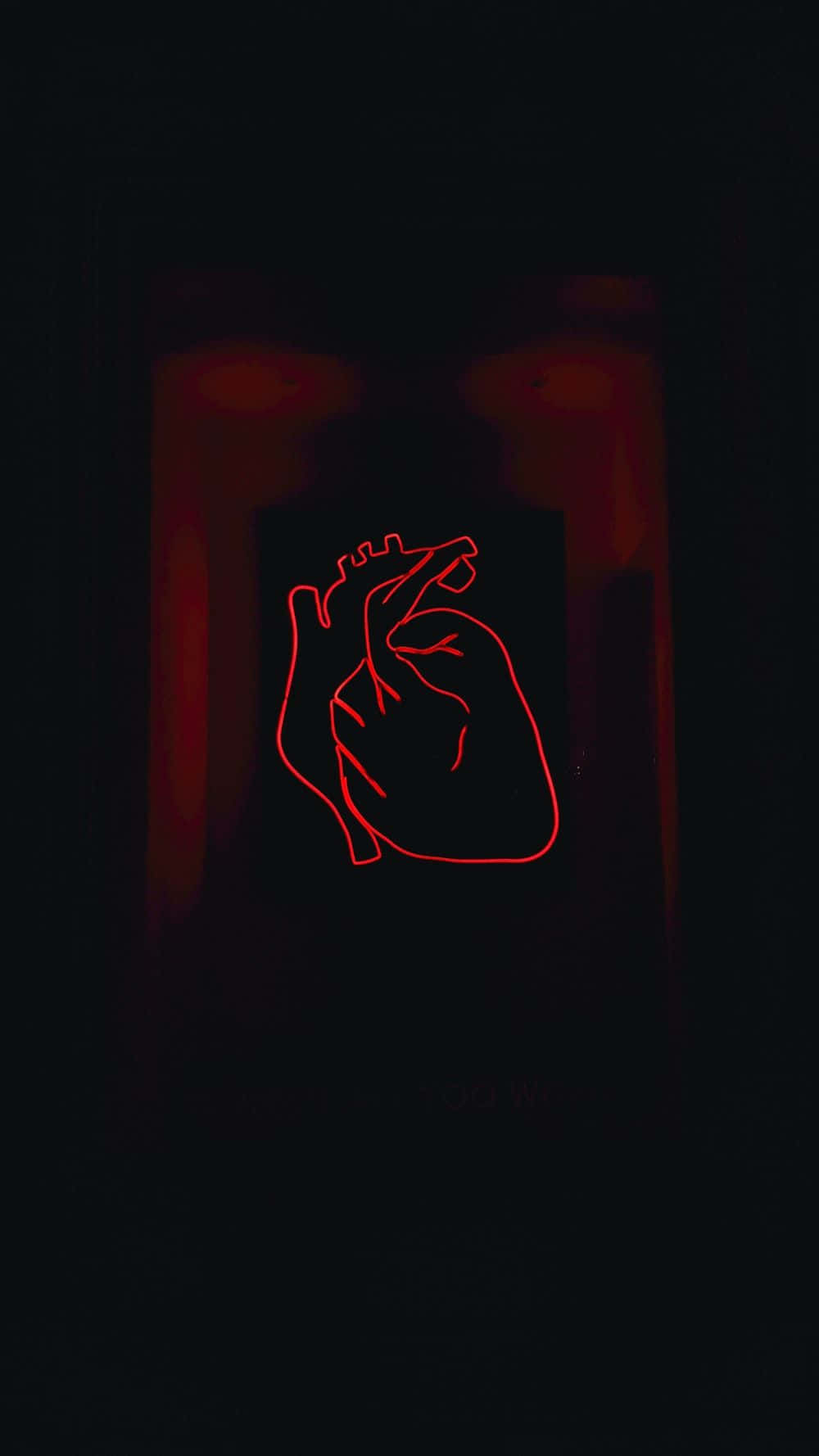 Black Red Neon 桌布 壁紙 — 一個發光的紅色霓虹人體心臟輪廓在漆黑背景上脈動，帶有微弱的紅色環境光。