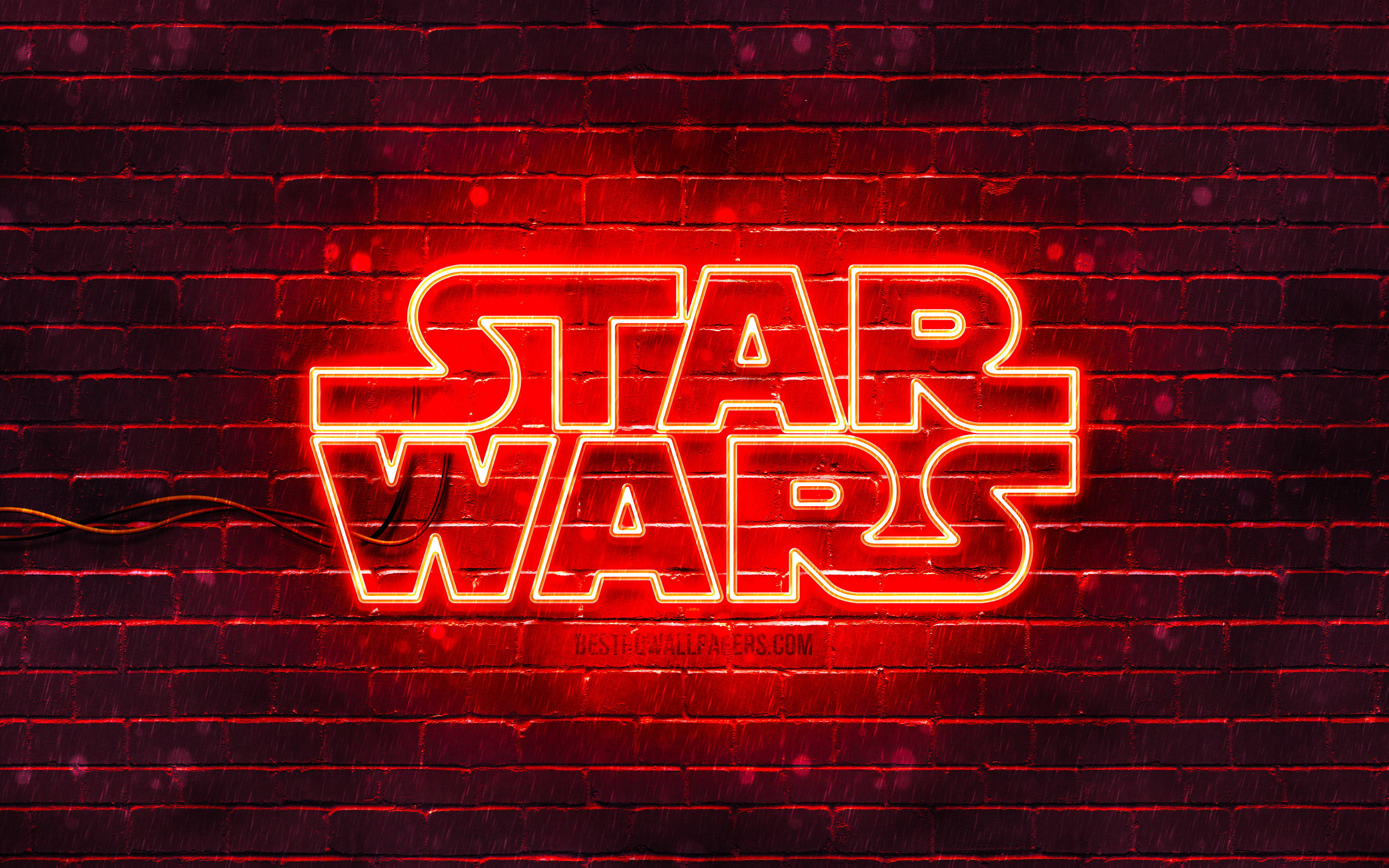 Star Wars Red 桌布 壁紙 — 一個發光的紅色霓虹燈 Star Wars 標誌在黑暗的磚牆上投射出鮮豔的光芒，帶有微妙的雨痕。