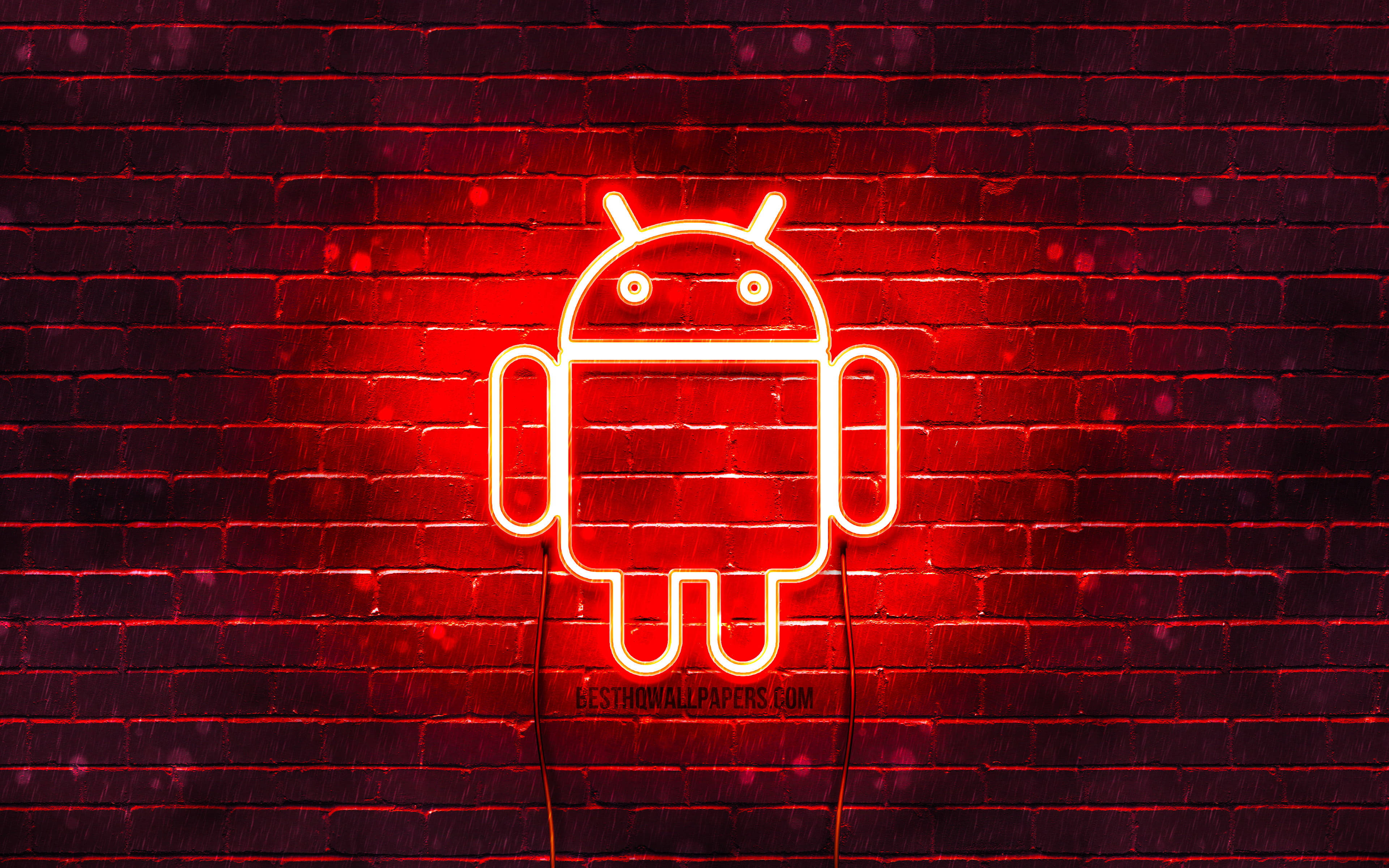 Android Desktop 桌布 壁紙 — 一個發光的紅色霓虹燈Android標誌在黑暗的磚牆上閃耀，牆上可見雨滴。