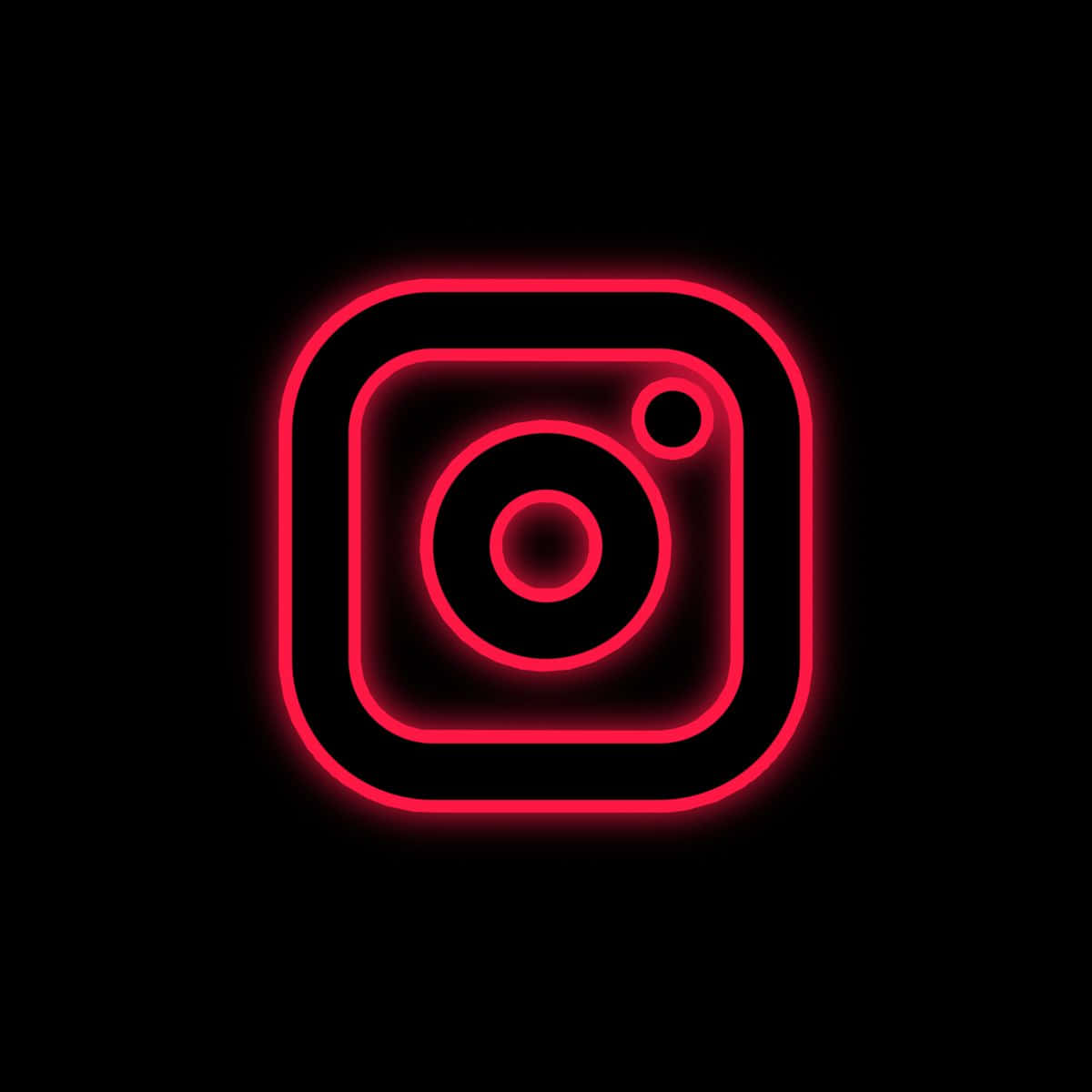 Instagram 桌布 壁紙 — 一個發光的紅色霓虹燈Instagram標誌在純黑色背景上脫穎而出，帶有柔和的光暈效果。