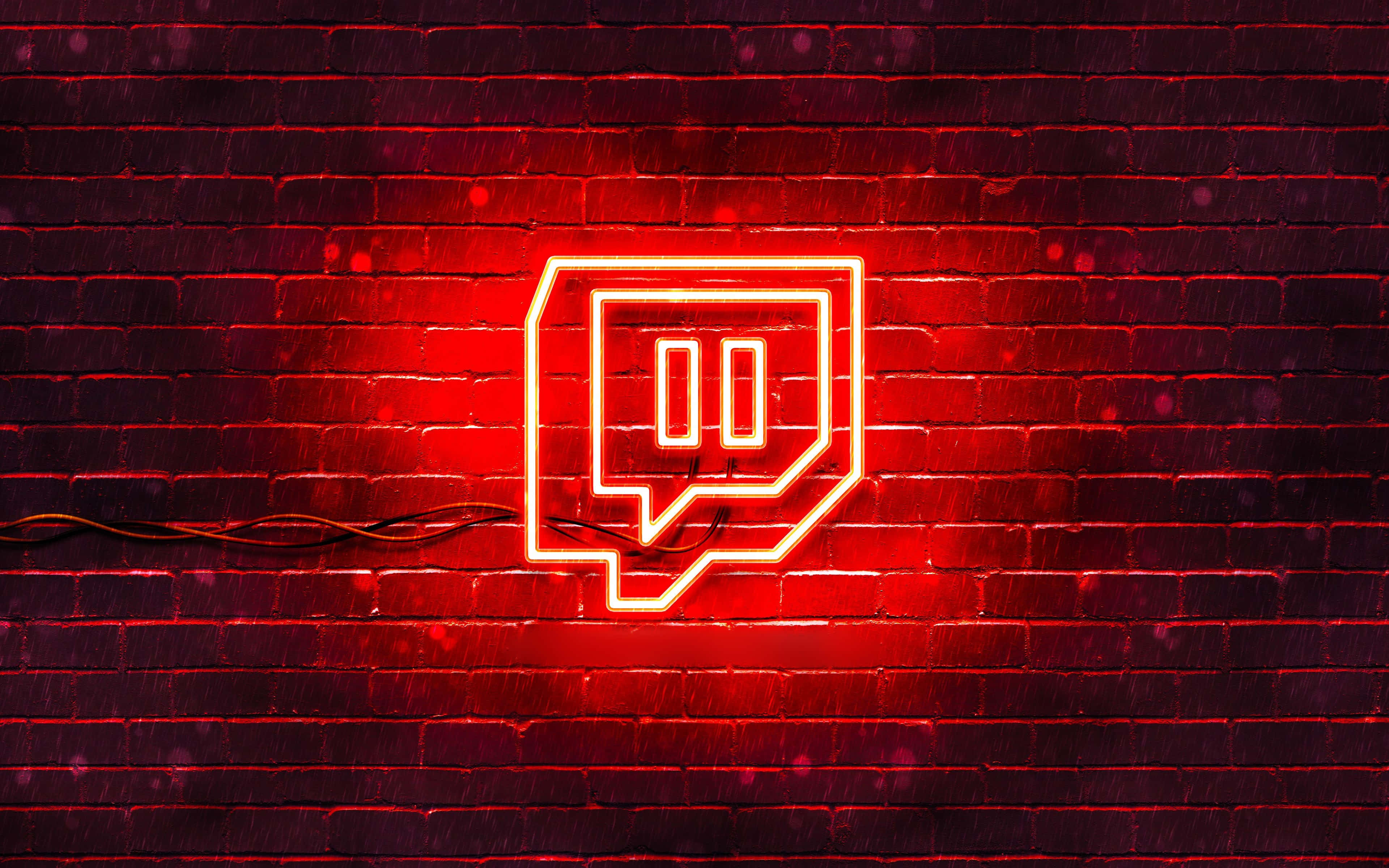 Twitch 桌布 壁紙 — 一個發光的紅色霓虹燈Twitch標誌照亮了帶有雨痕和環境光反射的暗磚牆。