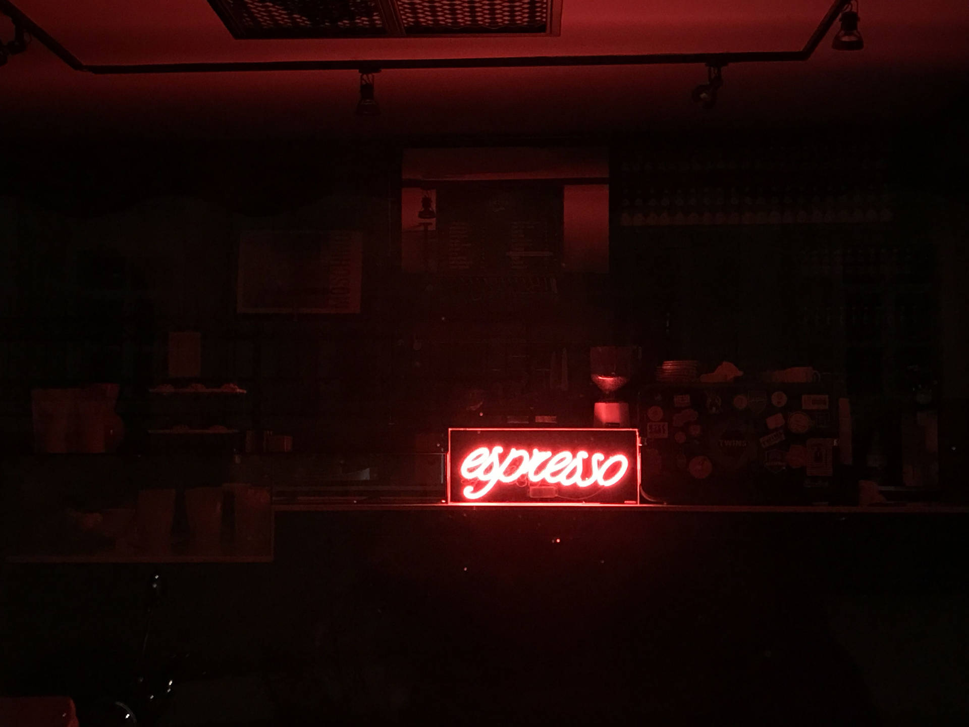 夜間黑暗咖啡店中的紅色霓虹燈濃縮咖啡標誌。