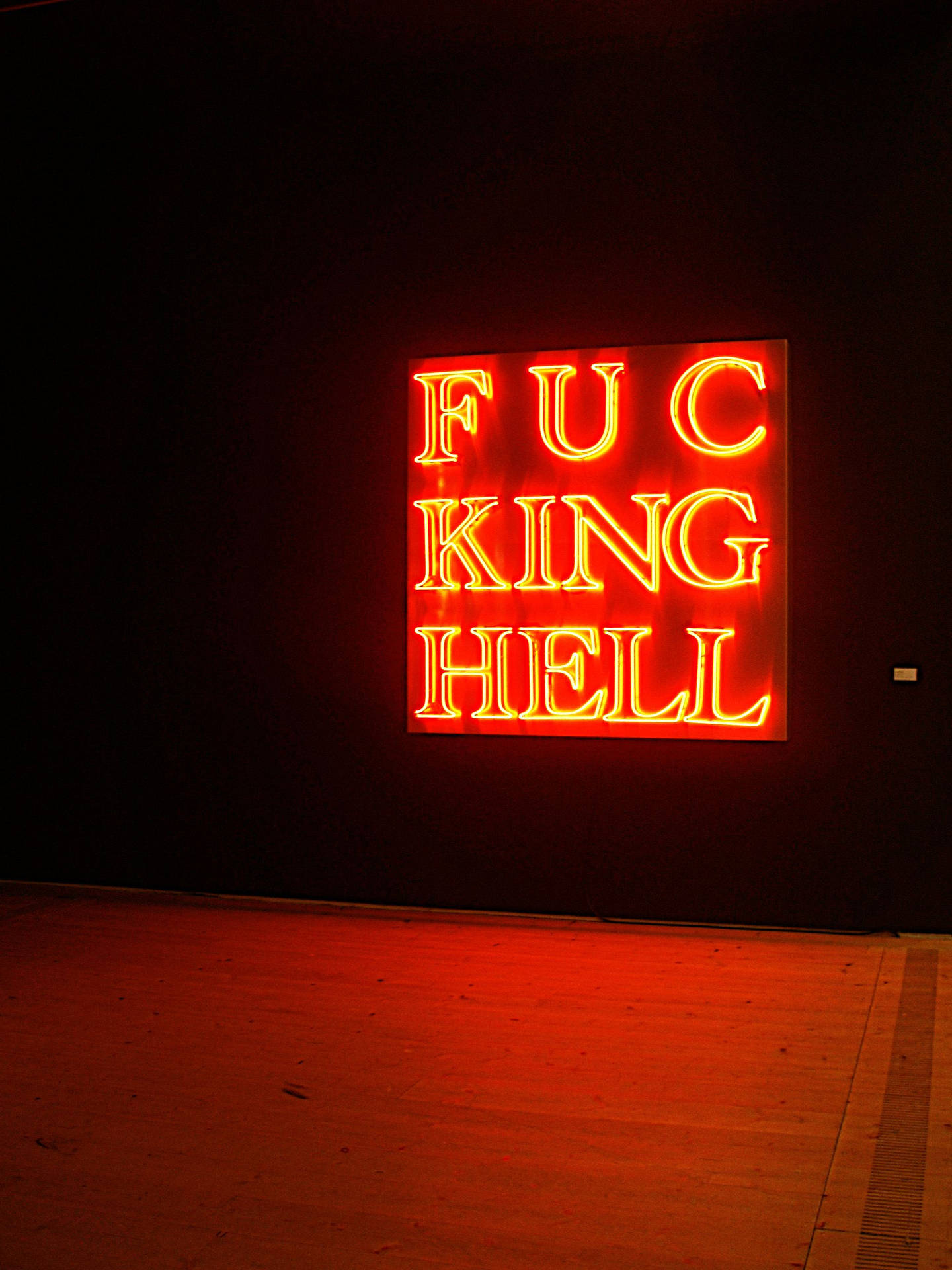 一個在黑暗畫廊空間中寫著「FUCKING HELL」的紅色霓虹藝術品。 — Emo 美學 GIF 壁紙