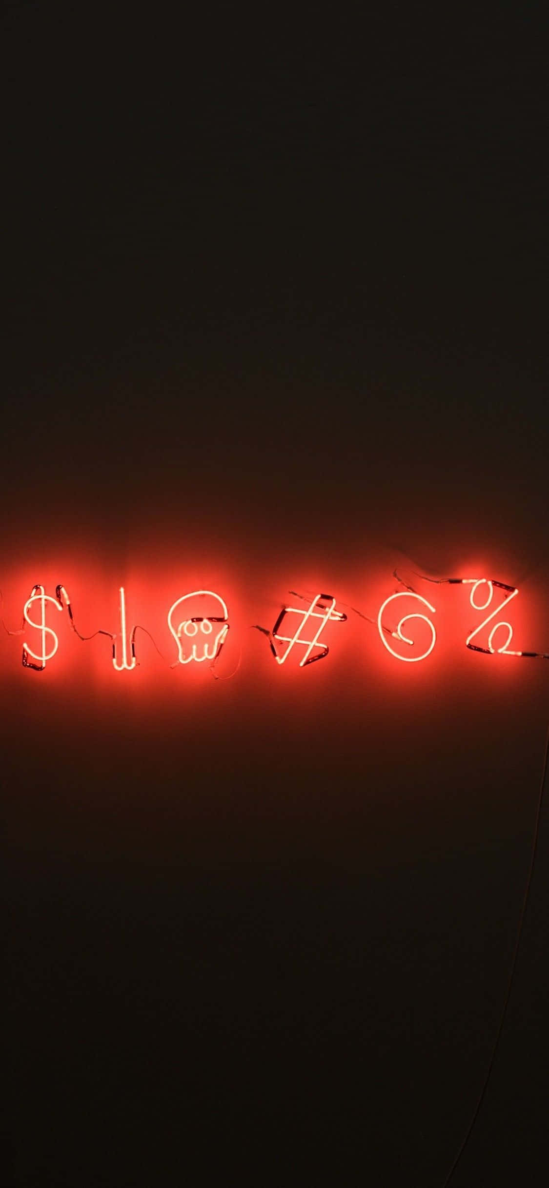 Neon Quotes 桌布 壁紙 — 一個發光的紅色霓虹燈牌在漆黑背景上顯示美元符號和百分比。