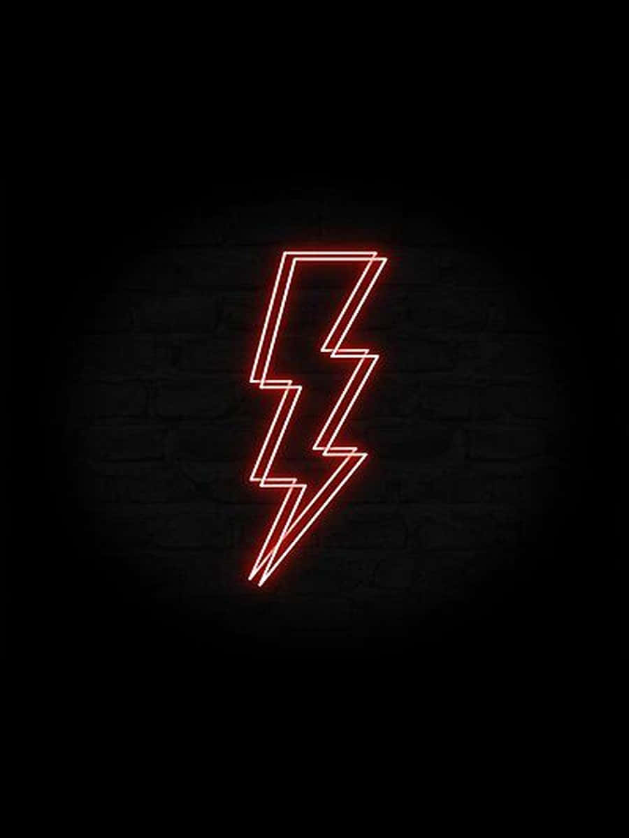 Neon Lightning 桌布 壁紙 — 一個發光的紅色霓虹燈閃電標誌，安裝在昏暗空間的深色磚牆上。