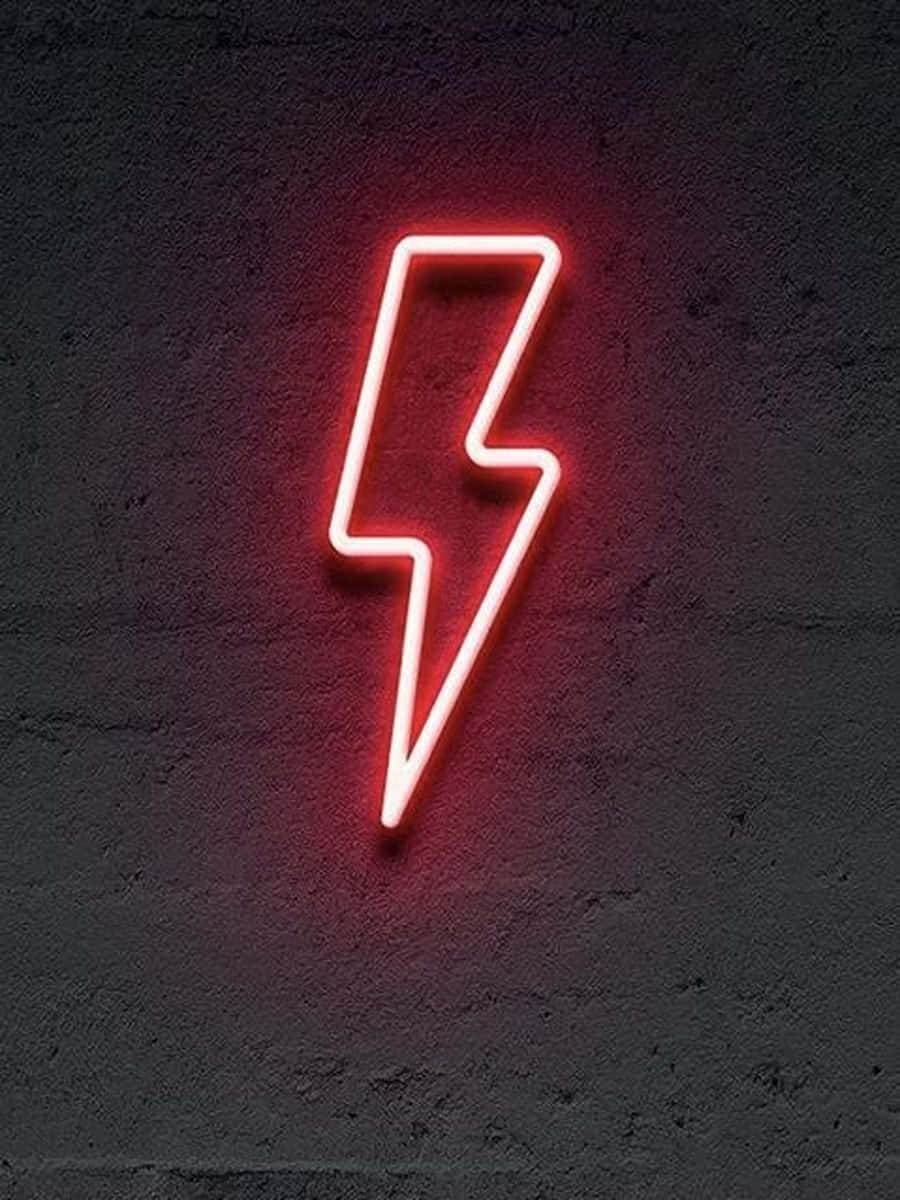 Neon Light 桌布 壁紙 — 一個發光的紅色霓虹燈閃電標誌在深色紋理混凝土牆上投射出溫暖的光芒。