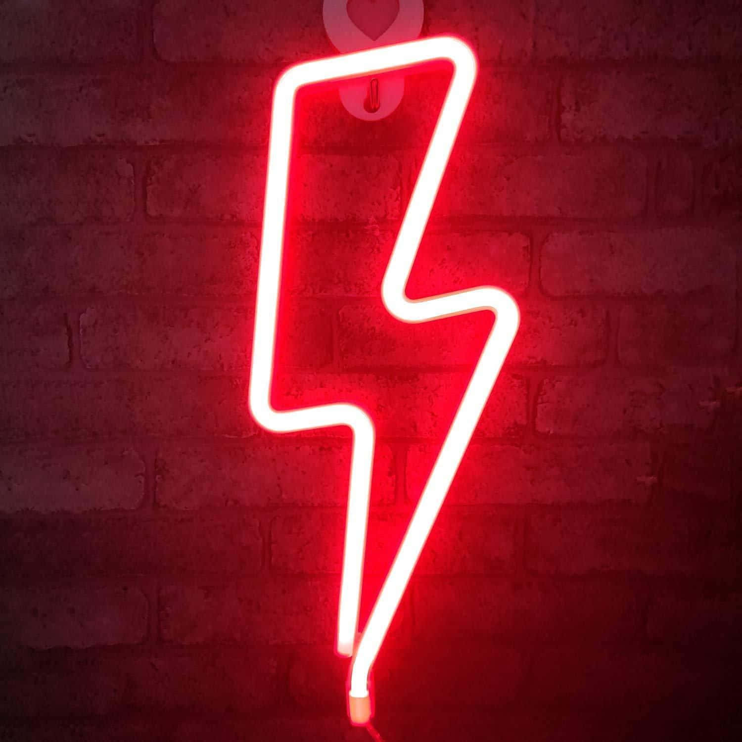 Lightning Bolt 桌布 壁紙 — 一個發光的紅色霓虹燈閃電標誌安裝在深色磚牆上，投射出溫暖的環境光。