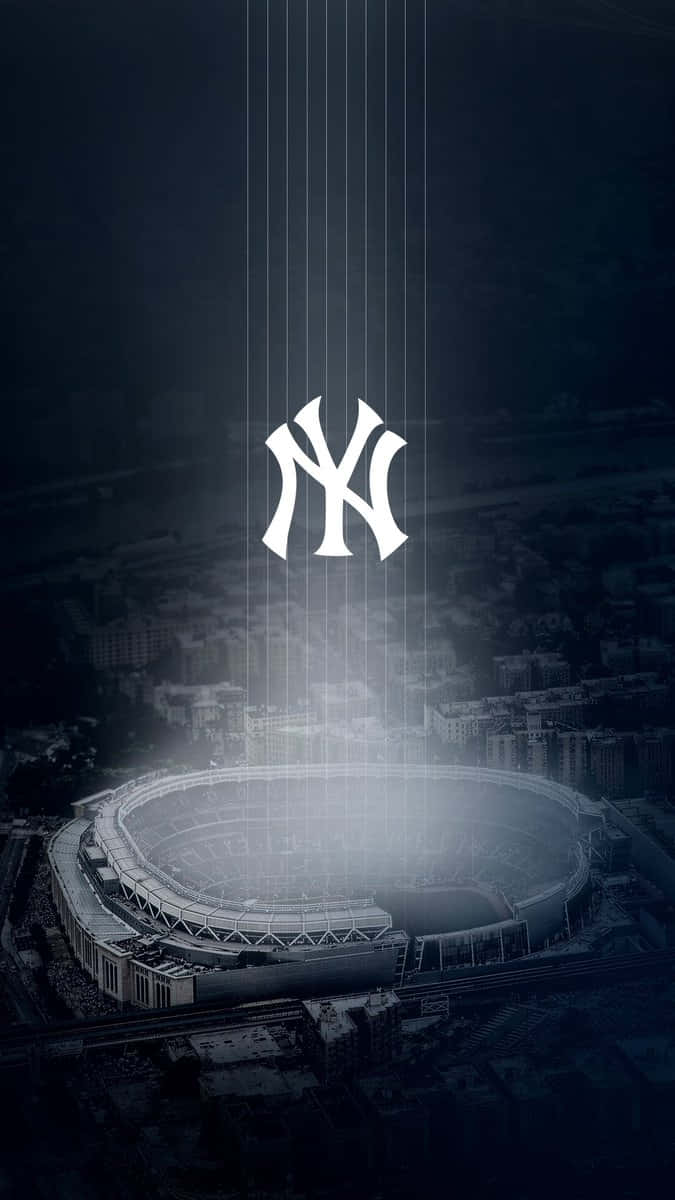 Stadium 桌布 壁紙 — 一個發光的紐約洋基隊標誌懸浮在一個黑暗城市景觀中的體育場上方，伴隨著垂直的光束。