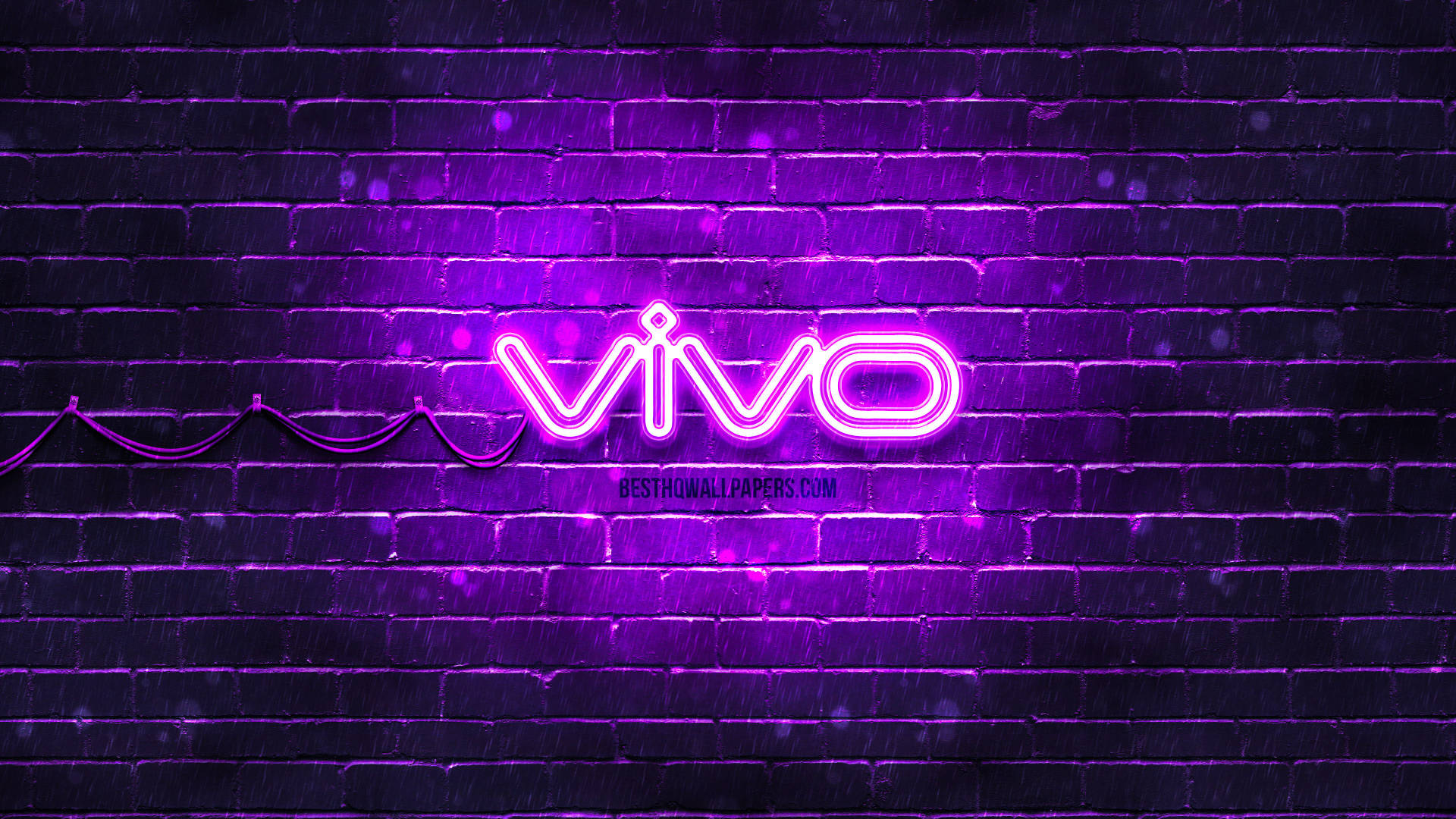 標誌 桌布 壁紙 — 一個發光的紫色 vivo 霓虹燈牌在夜雨中將鮮豔的光芒投射在濕漉漉的磚牆上。