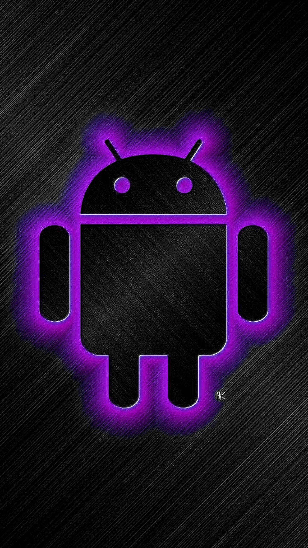 Android Logo 桌布 壁紙 — 一個發光的紫色Android機器人圖示在深色拉絲金屬背景上突出顯示。