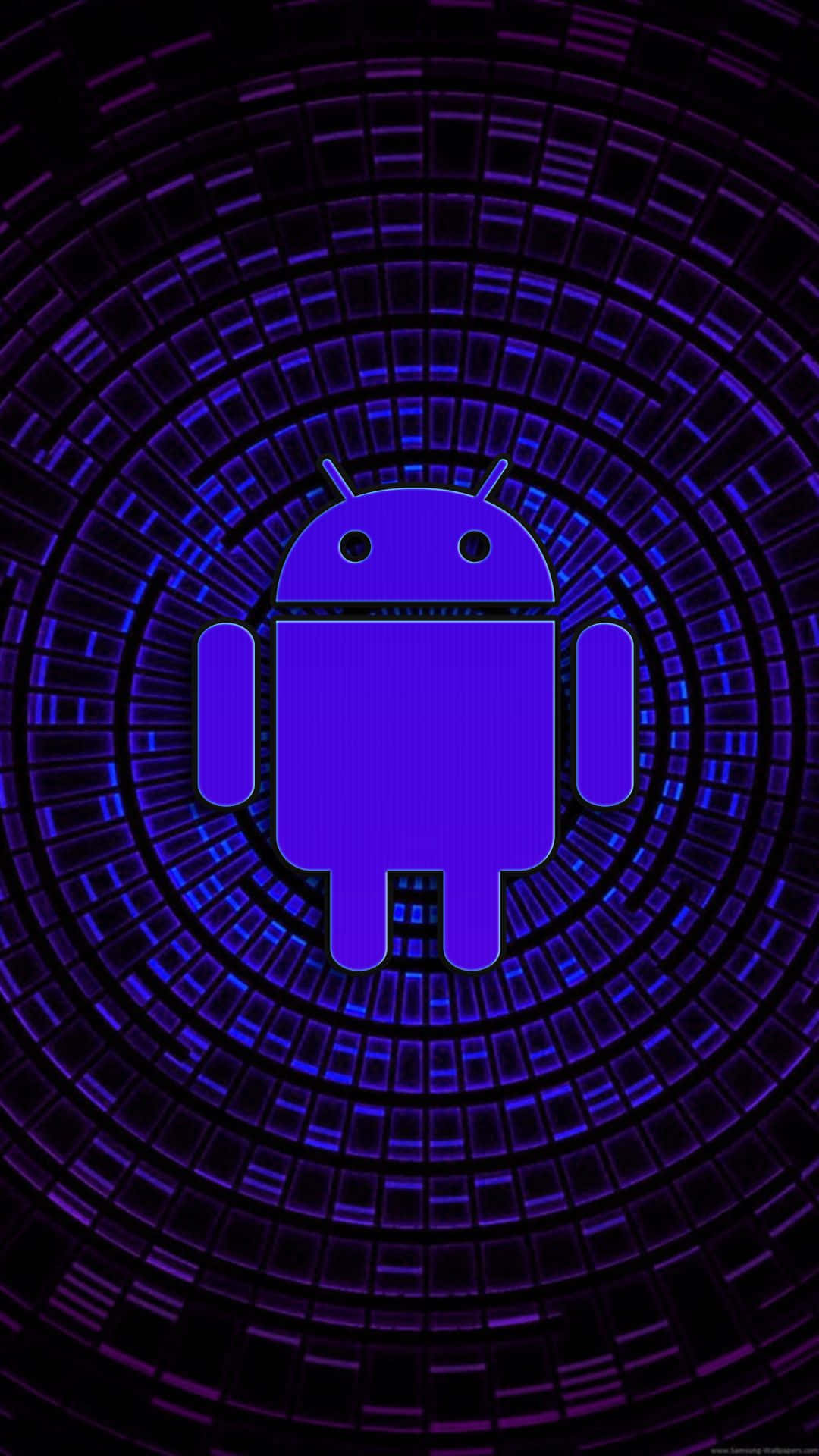 Purple Anime 桌布 壁紙 — 一個發光的紫色Android機器人站在由藍色和紫色數位方塊組成的催眠隧道中央。