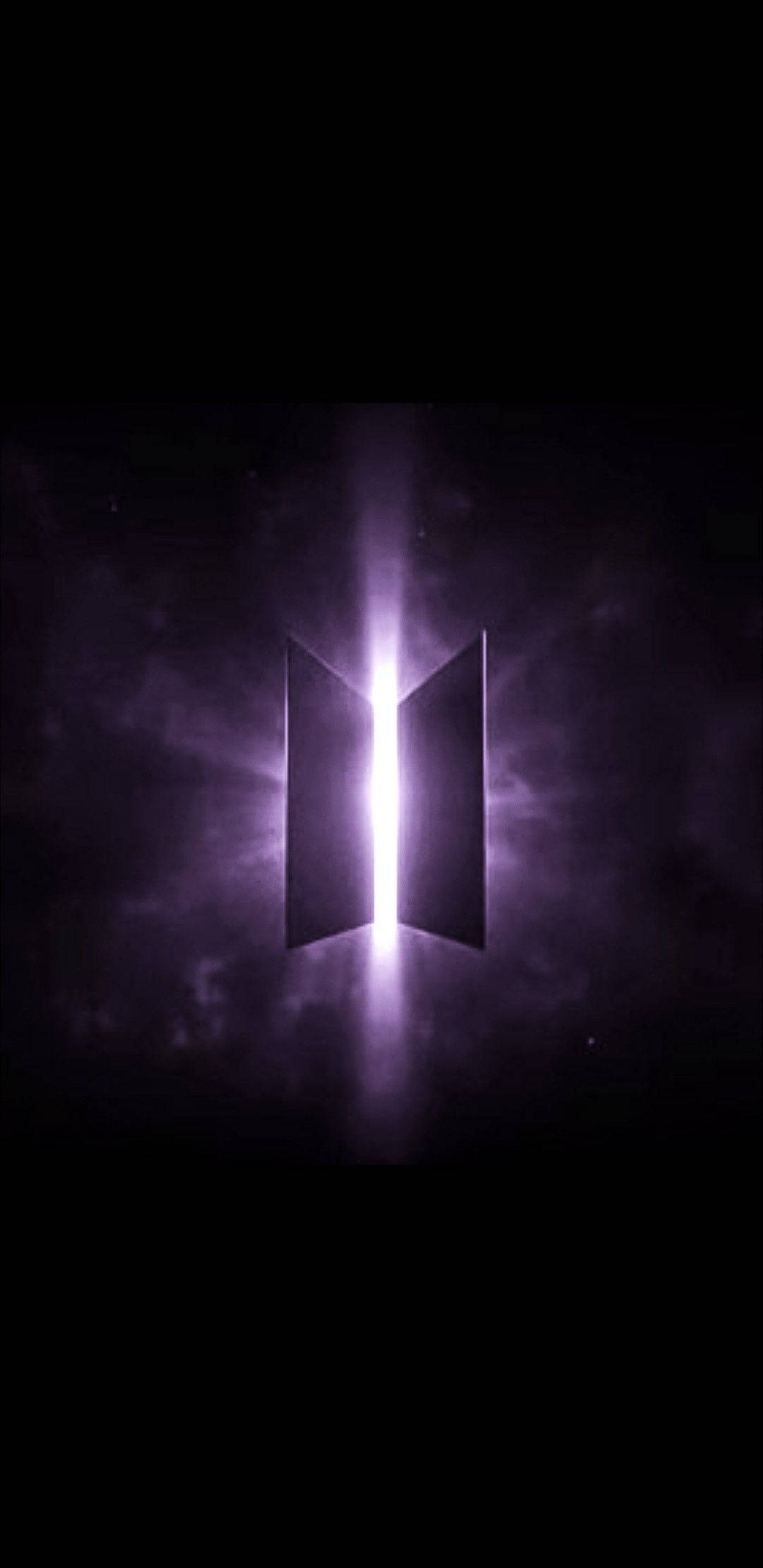 BTS 黑色美學 桌布 壁紙 — 一個發光的紫色BTS標誌從黑暗的宇宙背景中散發出光芒，帶有微弱的星狀斑點。
