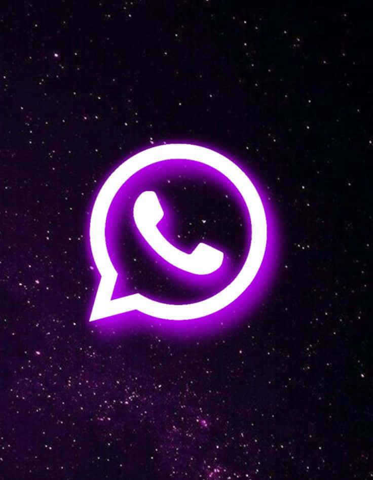 WhatsApp 桌布 壁紙 — 一個發光的紫色WhatsApp標誌漂浮在星空的宇宙背景上，帶有星雲漩渦。
