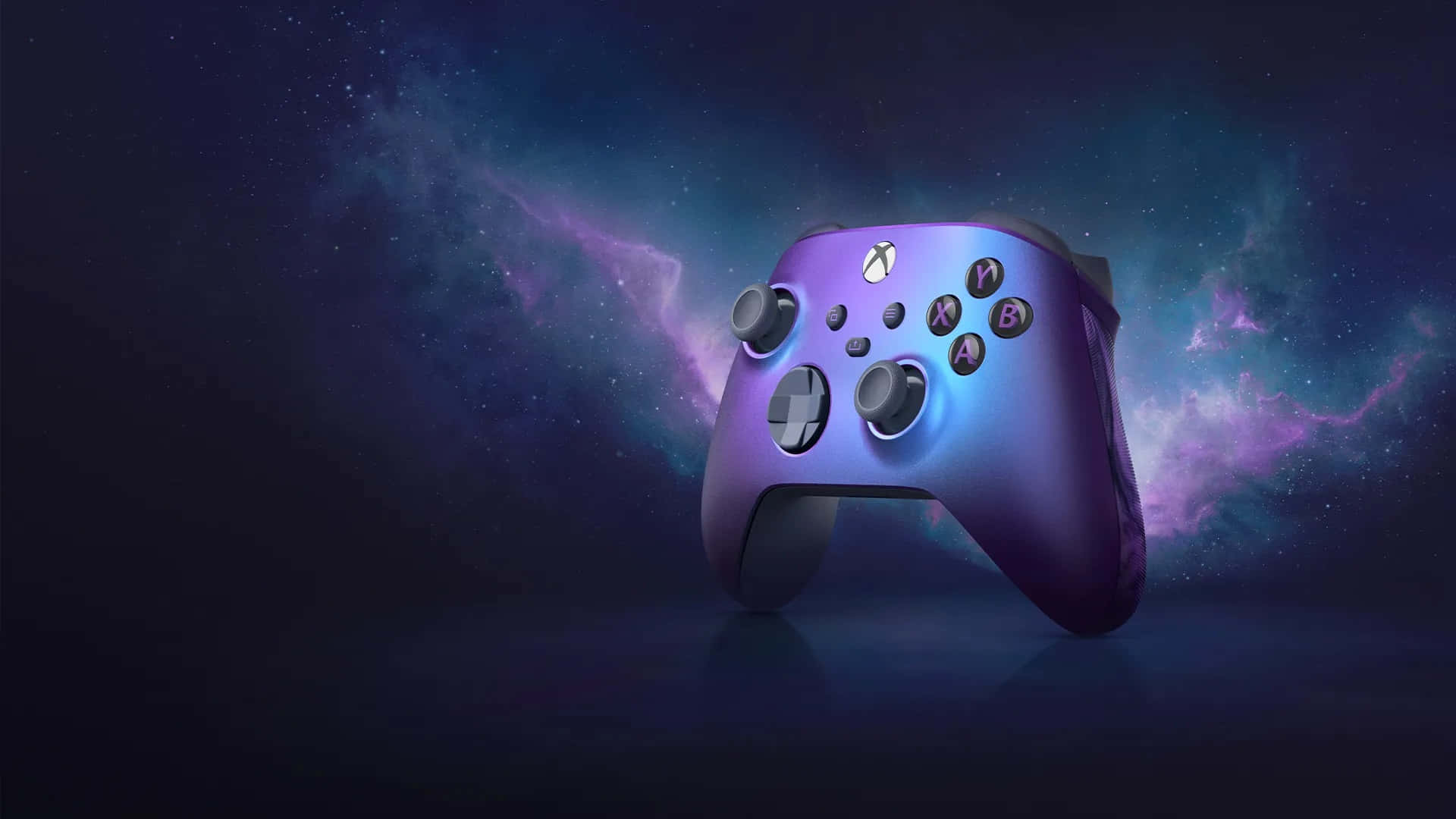 Xbox 桌布 壁紙 — 一個發光的紫色Xbox控制器漂浮在宇宙星雲背景上，帶有旋轉的紫色和藍色。