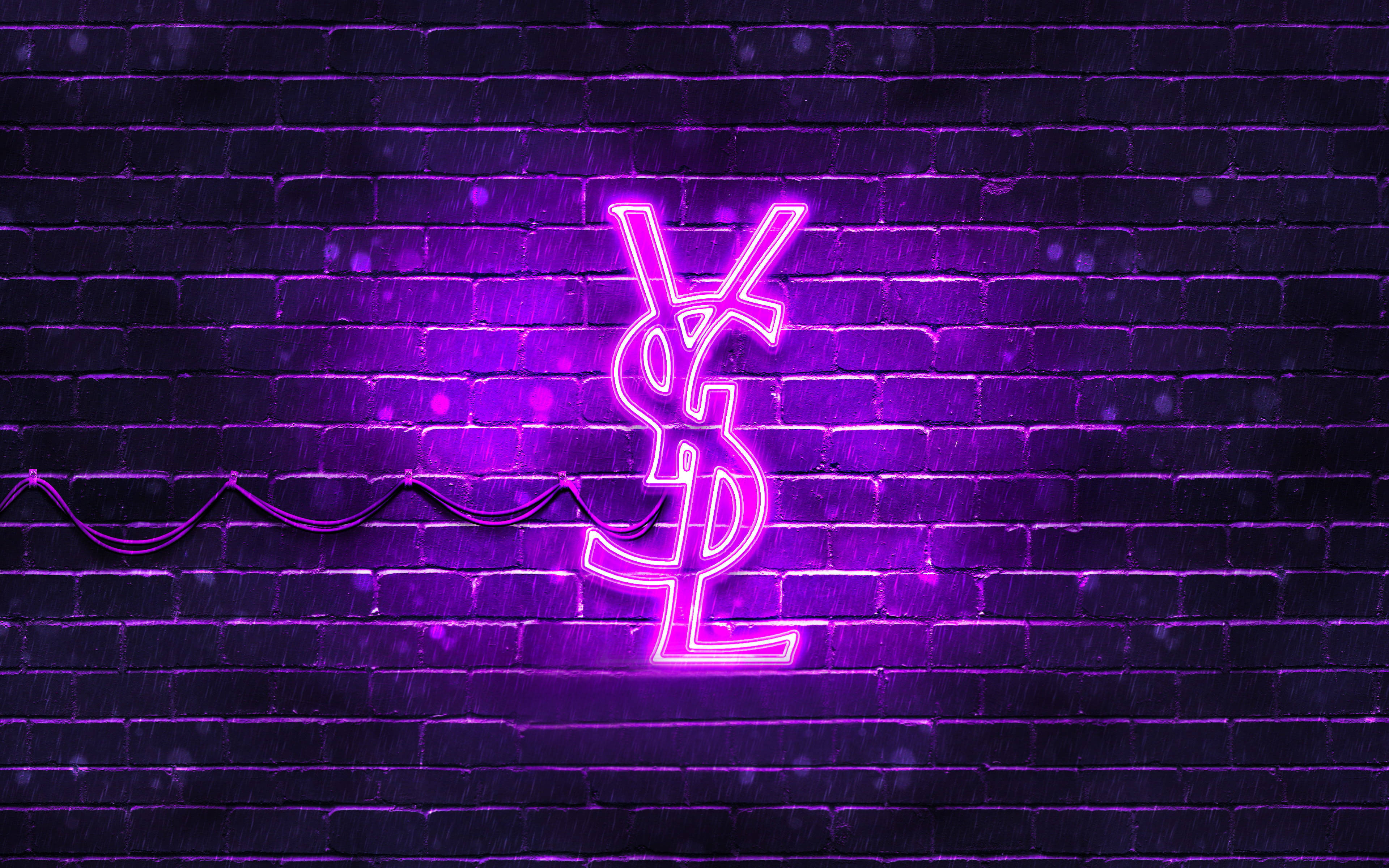 YSL 桌布 壁紙 — 一個發光的紫色YSL霓虹燈牌在夜雨中對著濕磚牆閃爍。