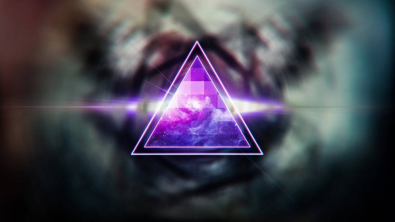 illuminati 桌布 壁紙 — 一個發光的紫色三角形，內部有像素化星系，懸浮在模糊的宇宙之眼上方。