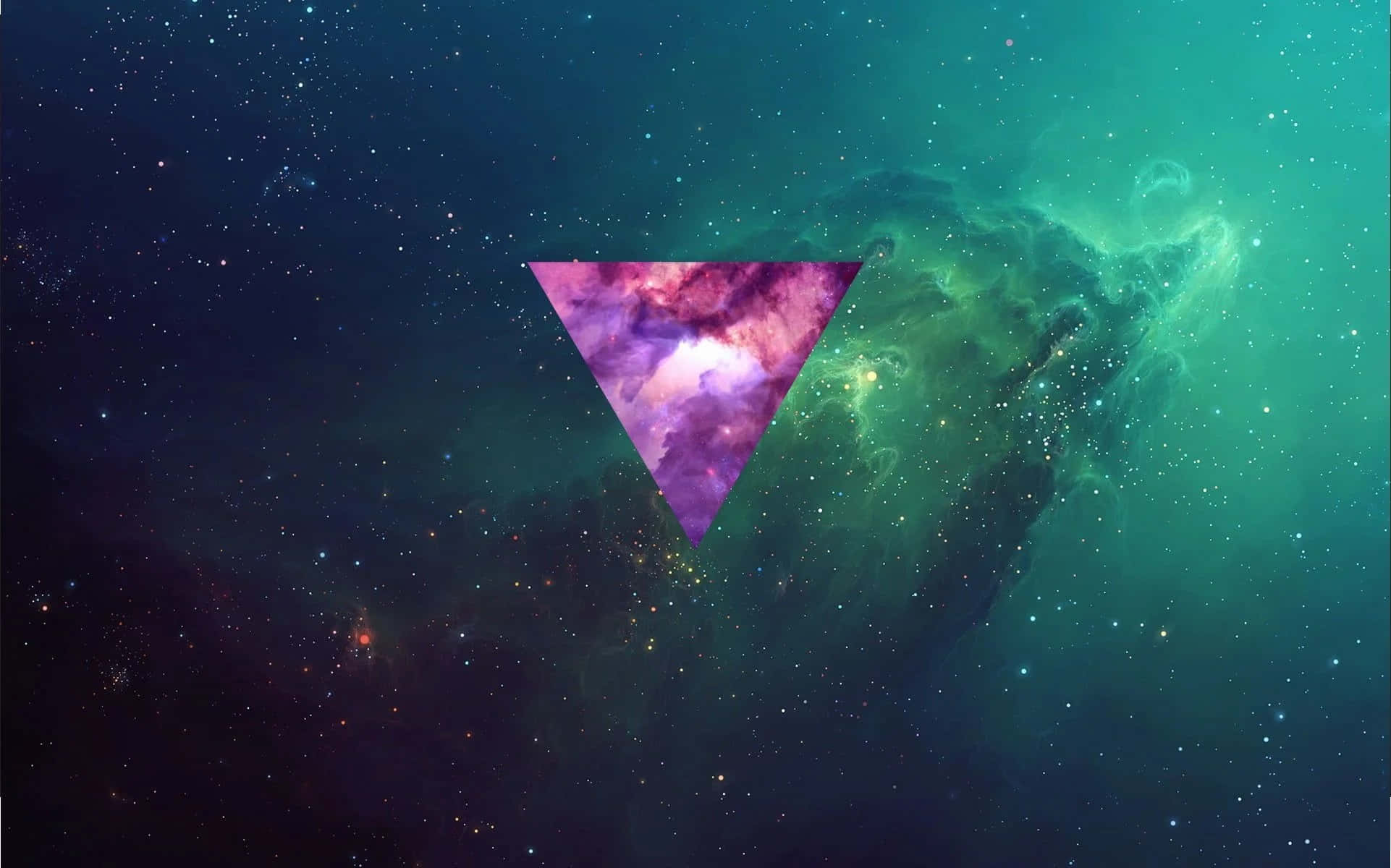 Purple And Green 桌布 壁紙 — 一個發光的紫色三角形框住一個宇宙星雲，背景是繁星點點的藍綠色和黑色星系。