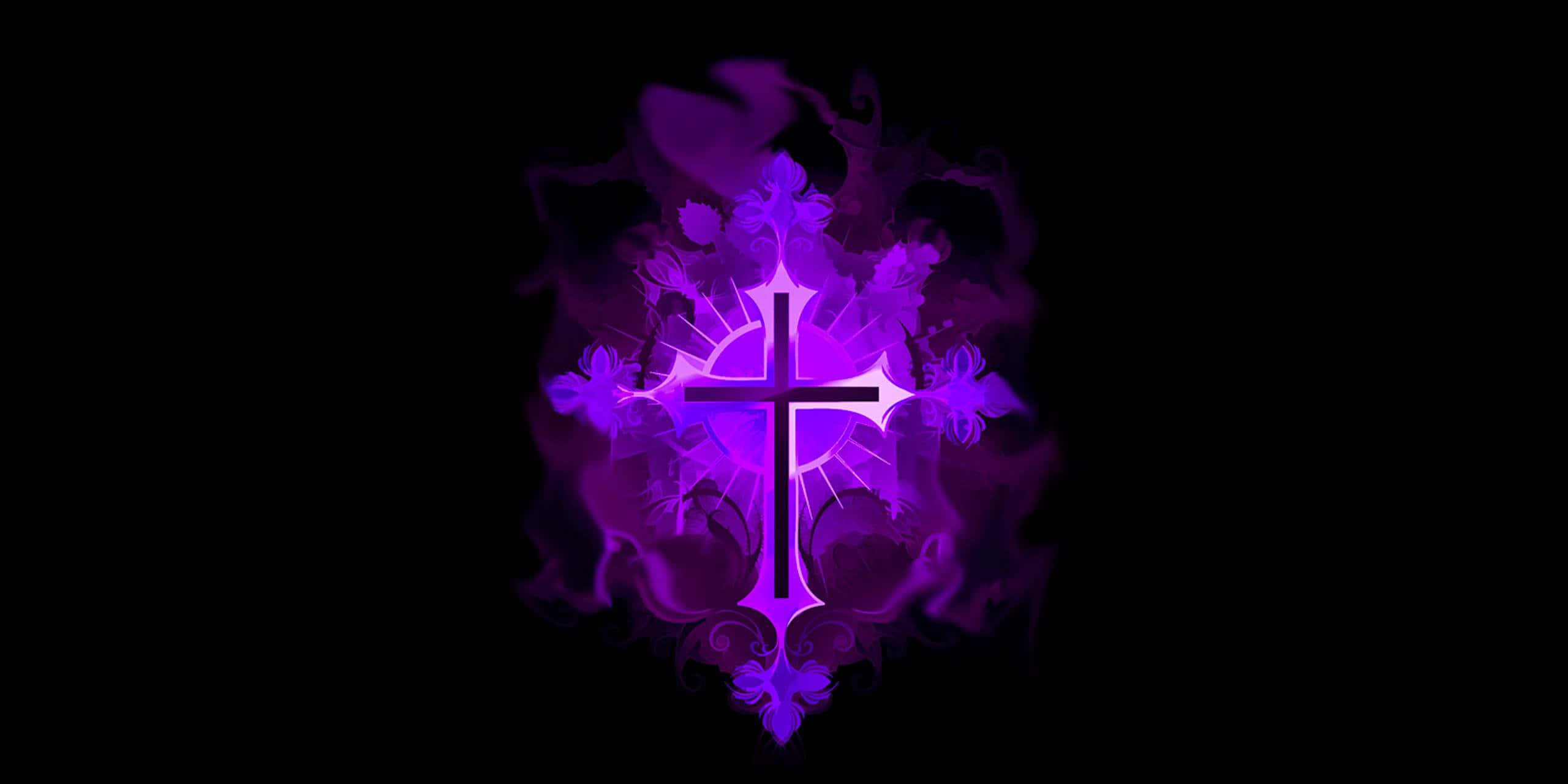 Cute Cross 桌布 壁紙 — 一個發光的紫色十字架在黑色背景上的旋轉煙霧中散發出光芒。
