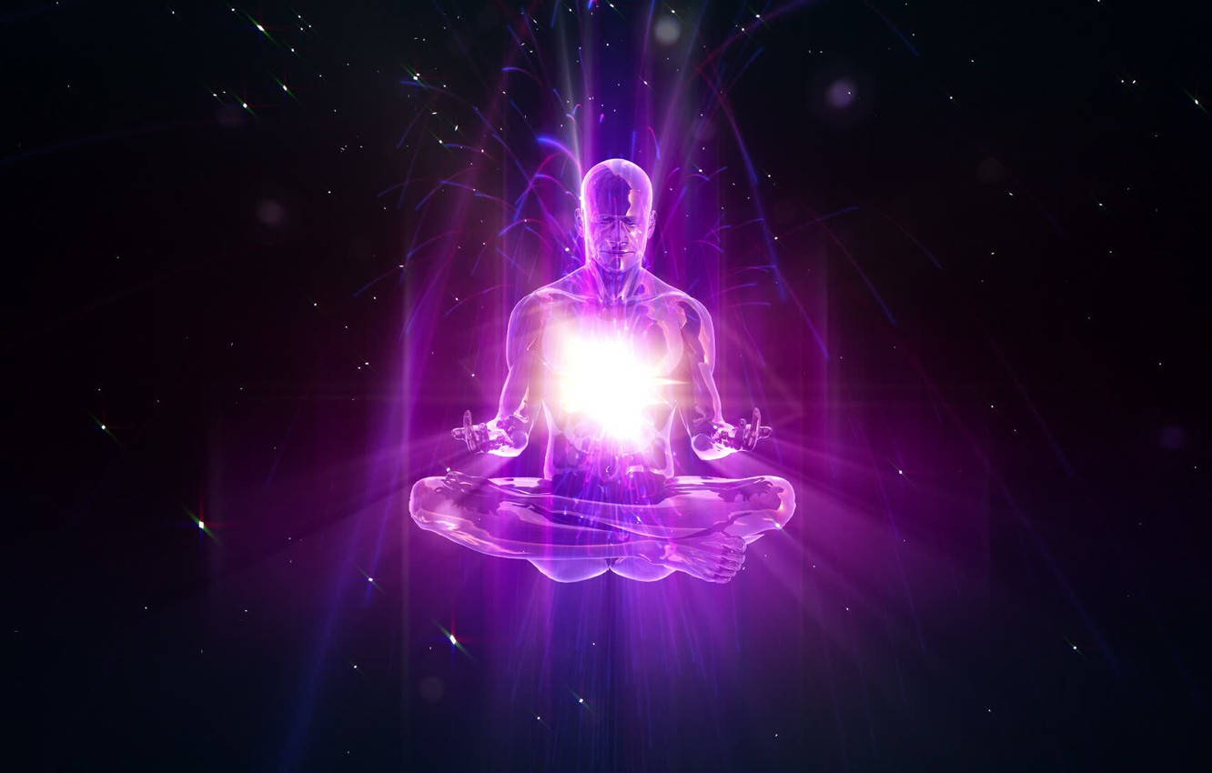 靈魂 桌布 壁紙 — 一個發光的紫色半透明人類在宇宙星辰中以蓮花坐姿冥想，散發出輻射能量光束。