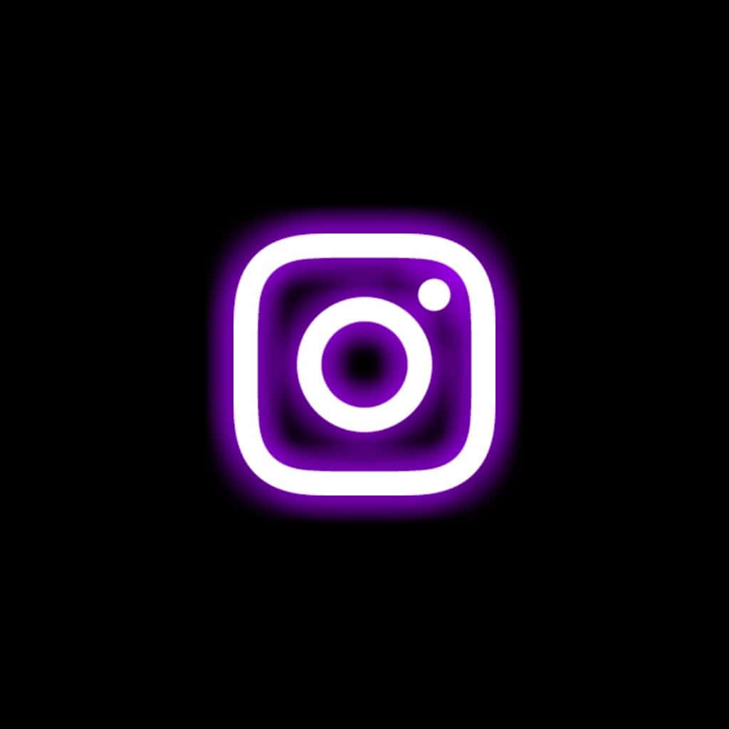 Instagram 桌布 壁紙 — 一個發光的紫色和白色Instagram標誌圖示在純黑色背景上散發光芒。