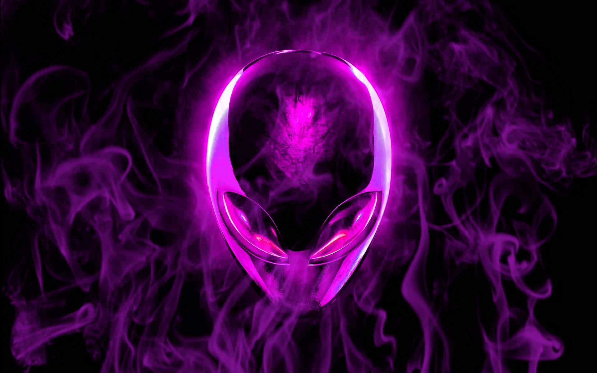 Purple Fire 桌布 壁紙 — 一個發光的紫色外星人頭從黑色背景上的旋轉煙霧中浮現。