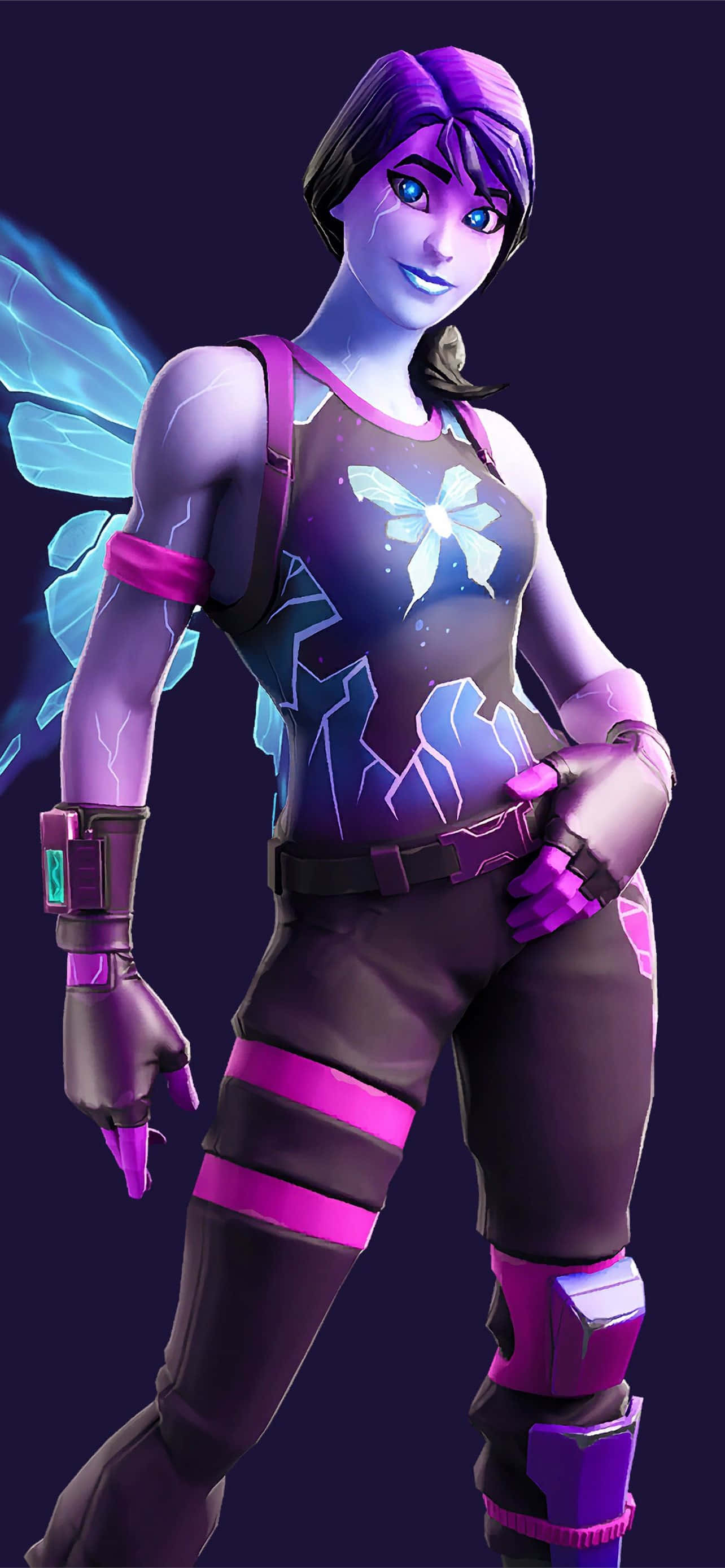 Fortnite Galaxy 桌布 壁紙 — 一個發光的紫色妖精戰士，擁有電翼和未來風格的盔甲，自信地站在黑暗背景前。
